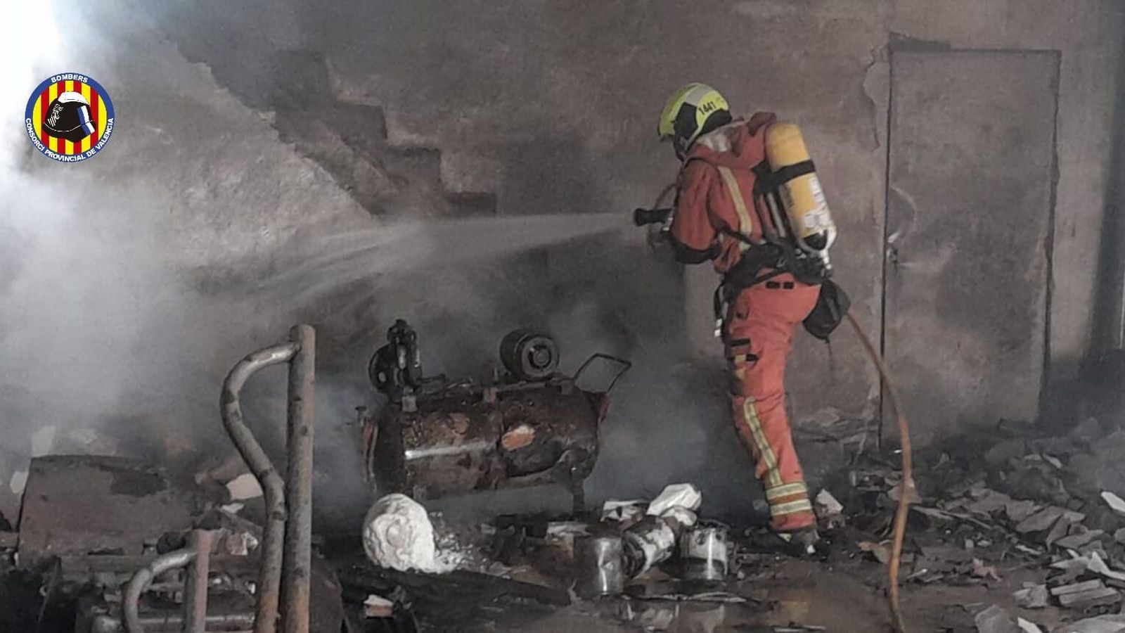 Un bomber treballa en l'extinció de l'incendi este diumenge