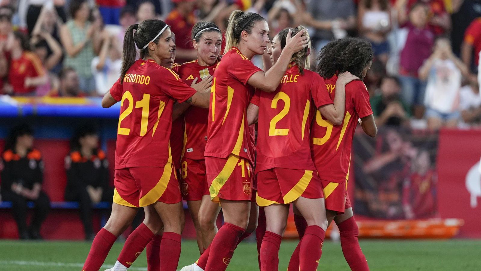 Les jugadores de la selecció espanyola celebren un gol en la victòria contra el Japó