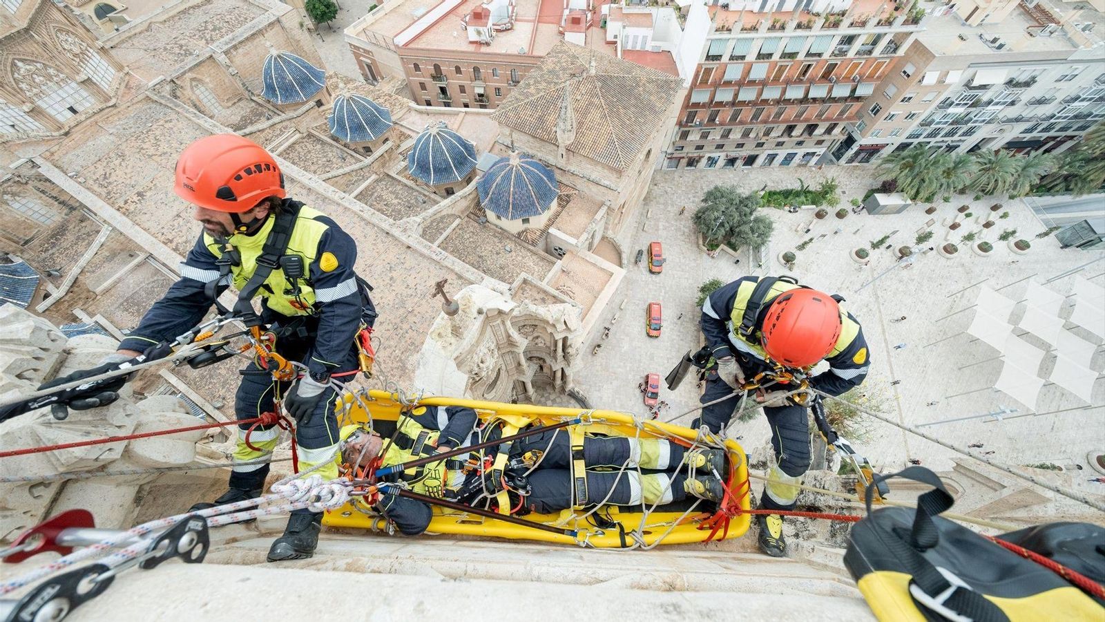 El Micalet acull un simulacre d'evacuació dels bombers de l'Ajuntament de València