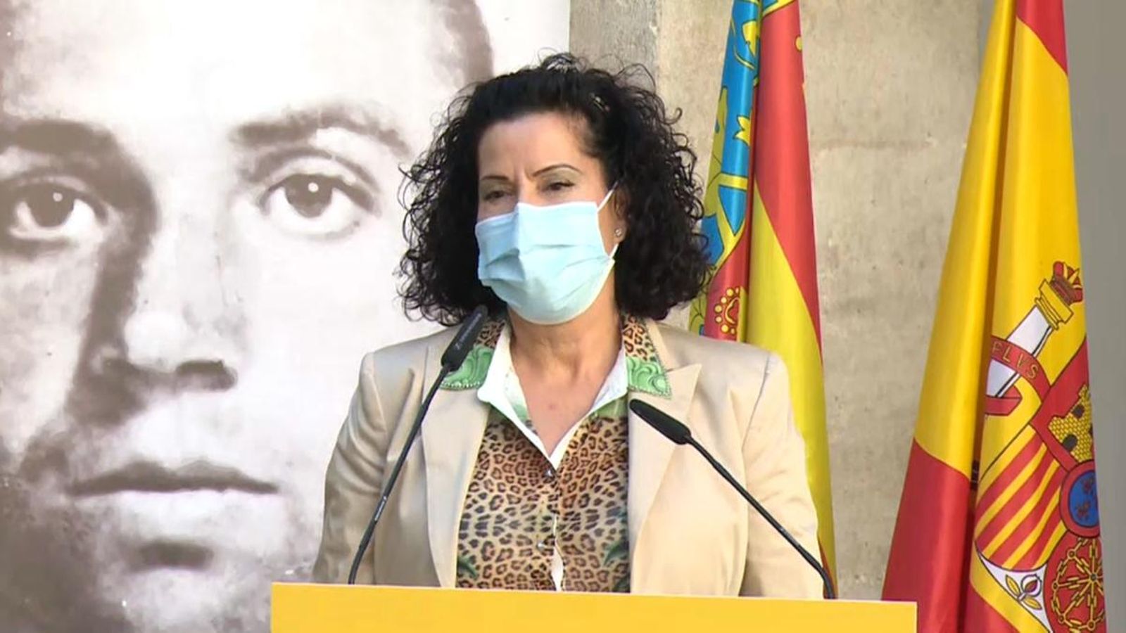 Lucía Izquierdo, família del poeta oriolà, en l'acte d'homenatge al Palau del Temple de València amb motiu del 110é aniversari del seu naixement