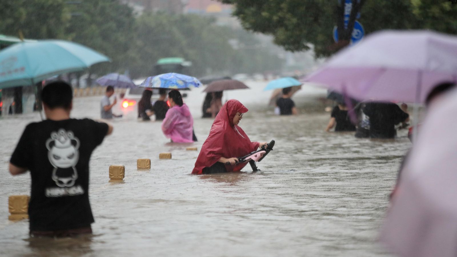 Residents de Zhengzhou caminen per un carrer de la ciutat