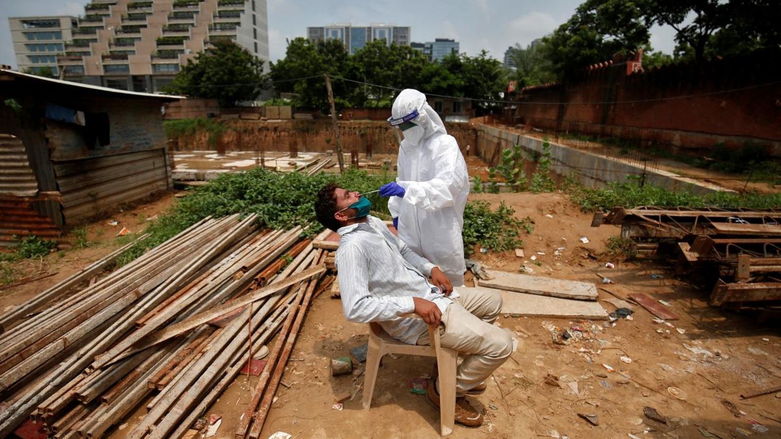 Un sanitari li fa una prova PCR a un treballador a Ahmedabad, a l'Índia