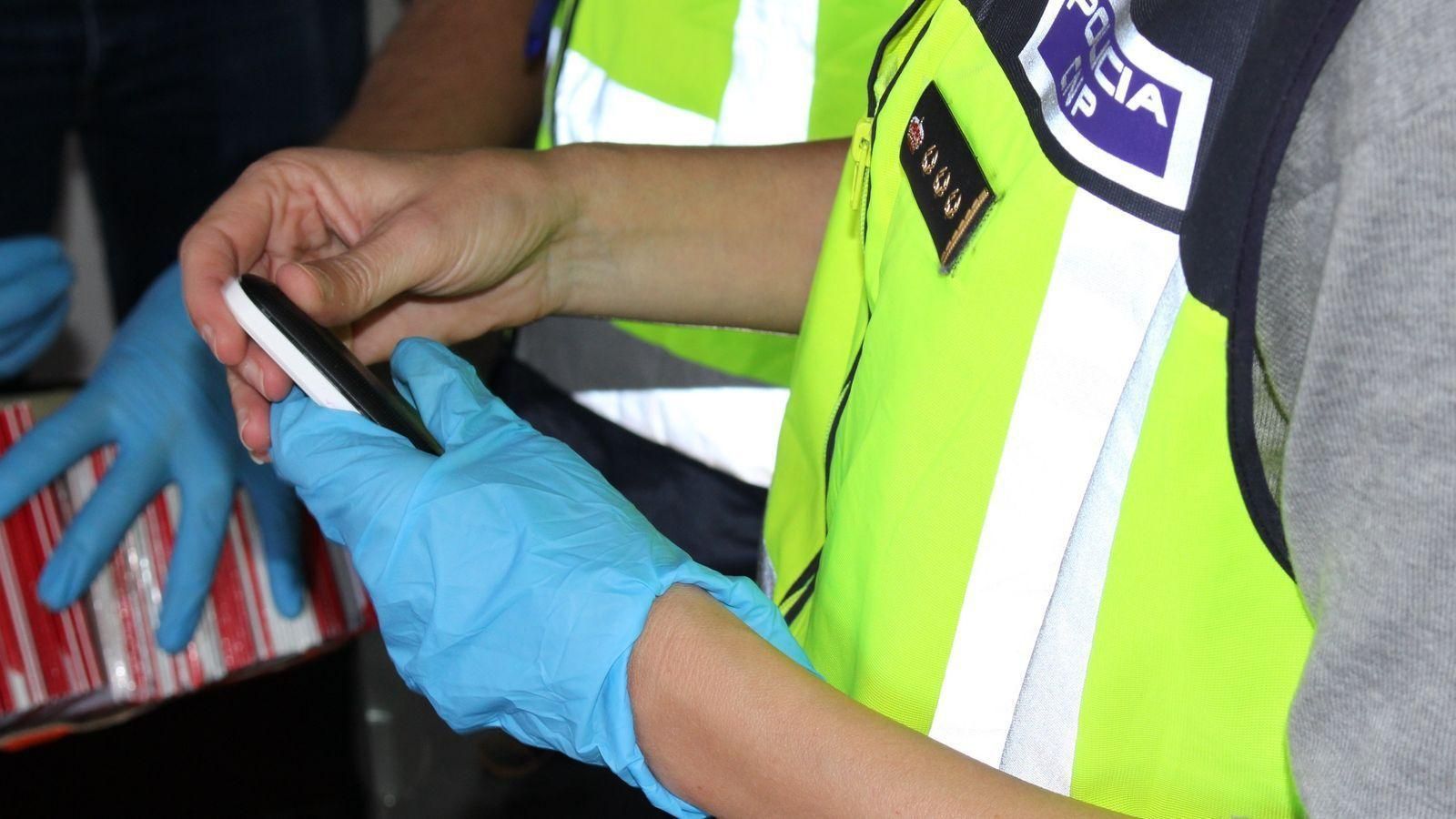 Agents de la Policia Nacional fent tasques d'investigació