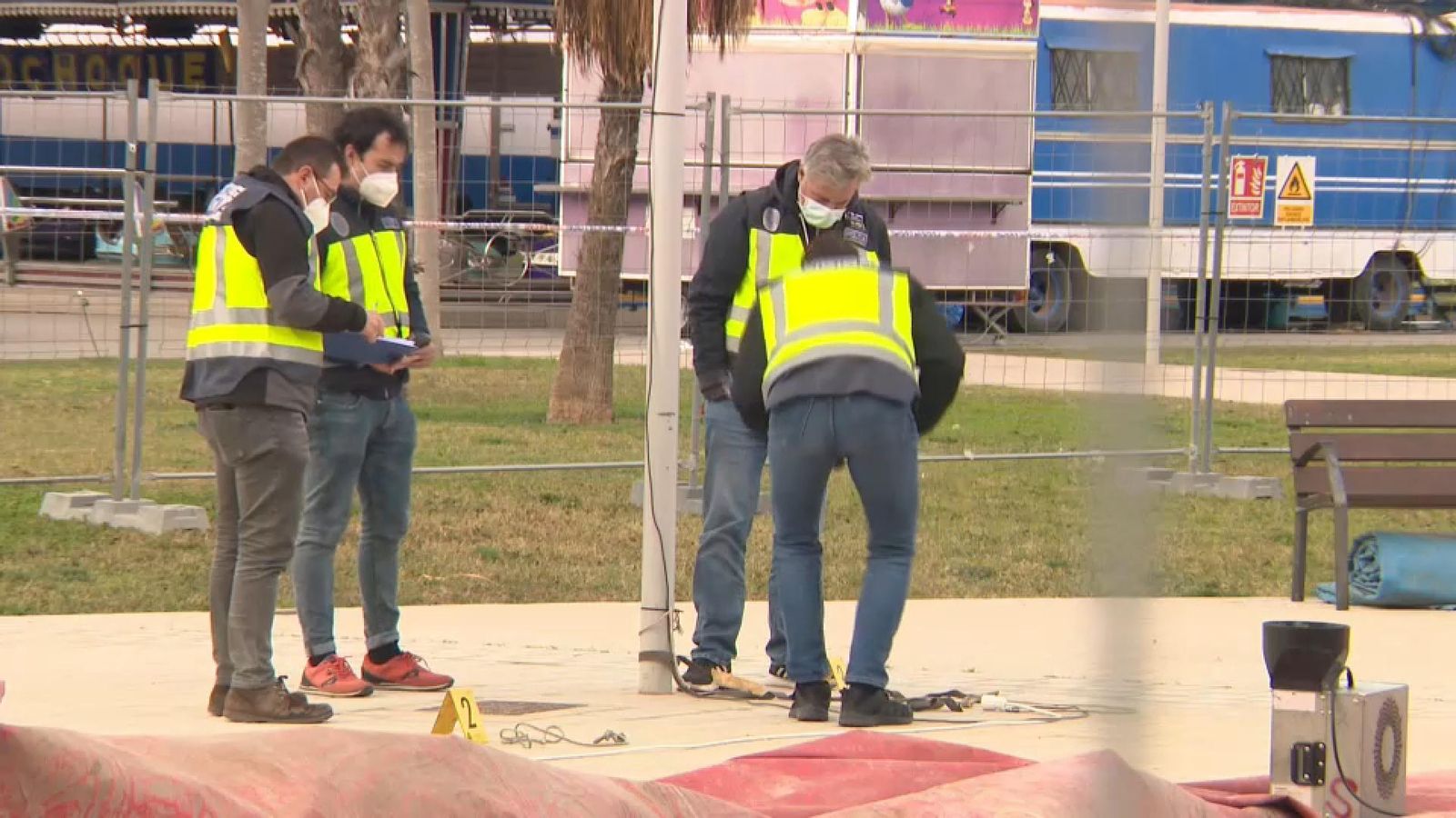 Els agents de la policia judicial inspeccionen els ancoratges del castell unflable on van ocórrer els fets aquest dimarts