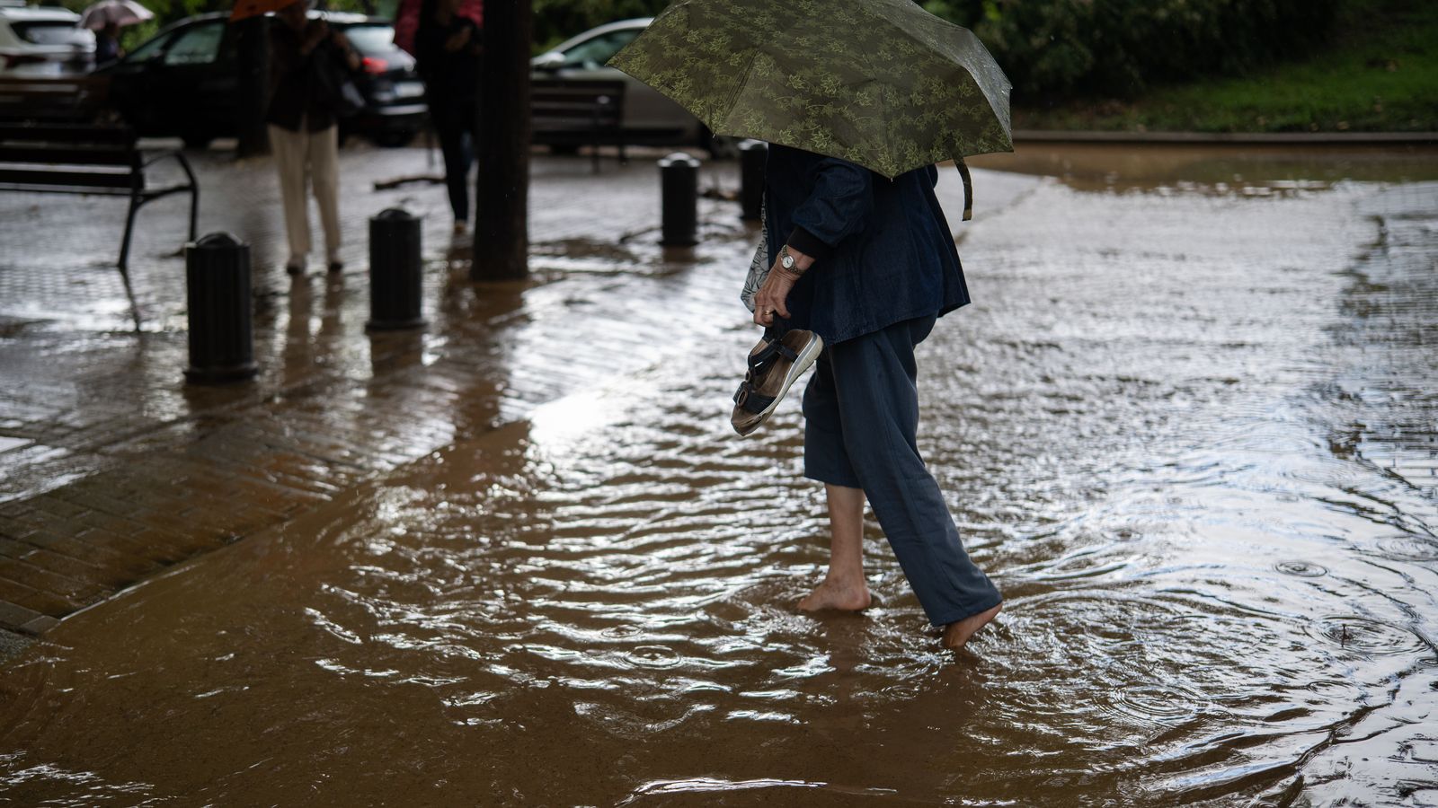 Imatge d'arxiu d'un carrer de Barcelona durant un episodi de pluges