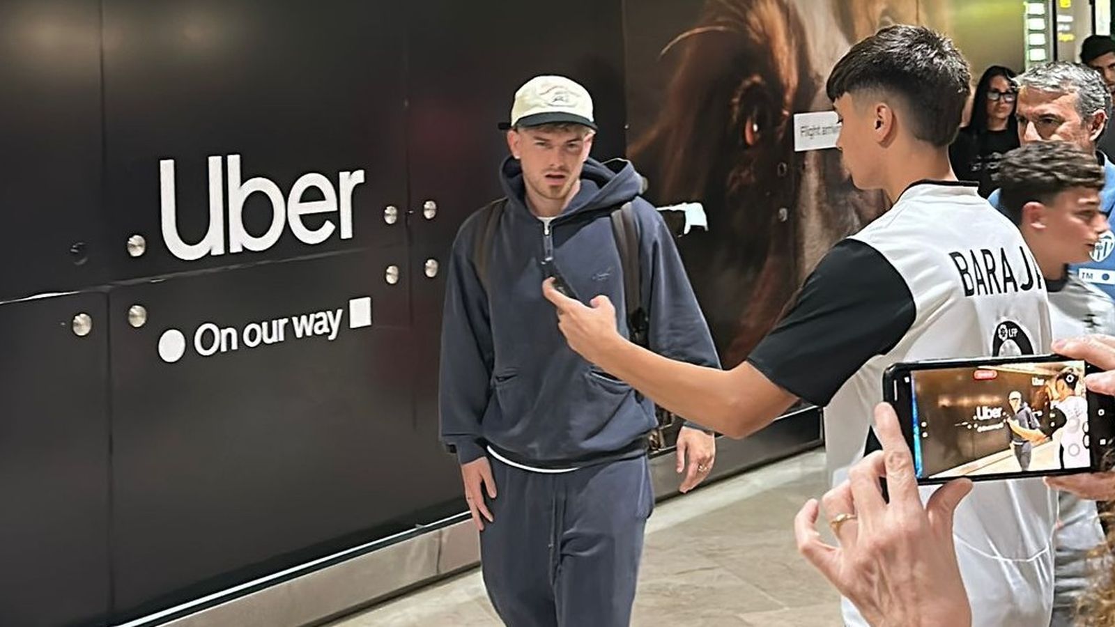 Harvey Elliott, en l'arribada a l'aeroport de Manises
