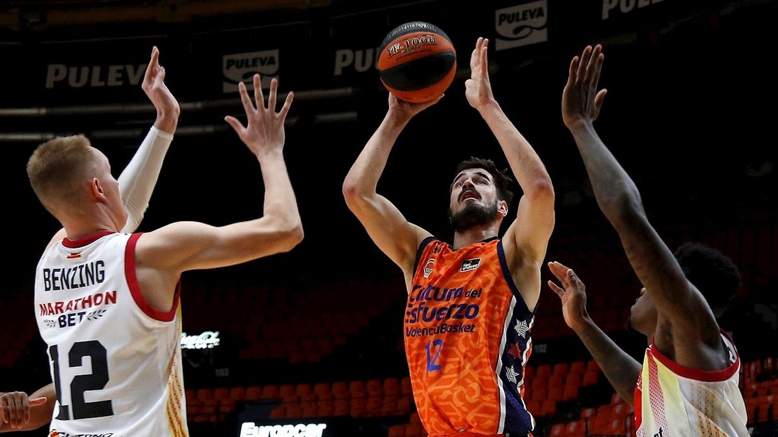 Nikola Kalinic tracta d'anotar davant la defensa dels jugadors del Casademont Saragossa