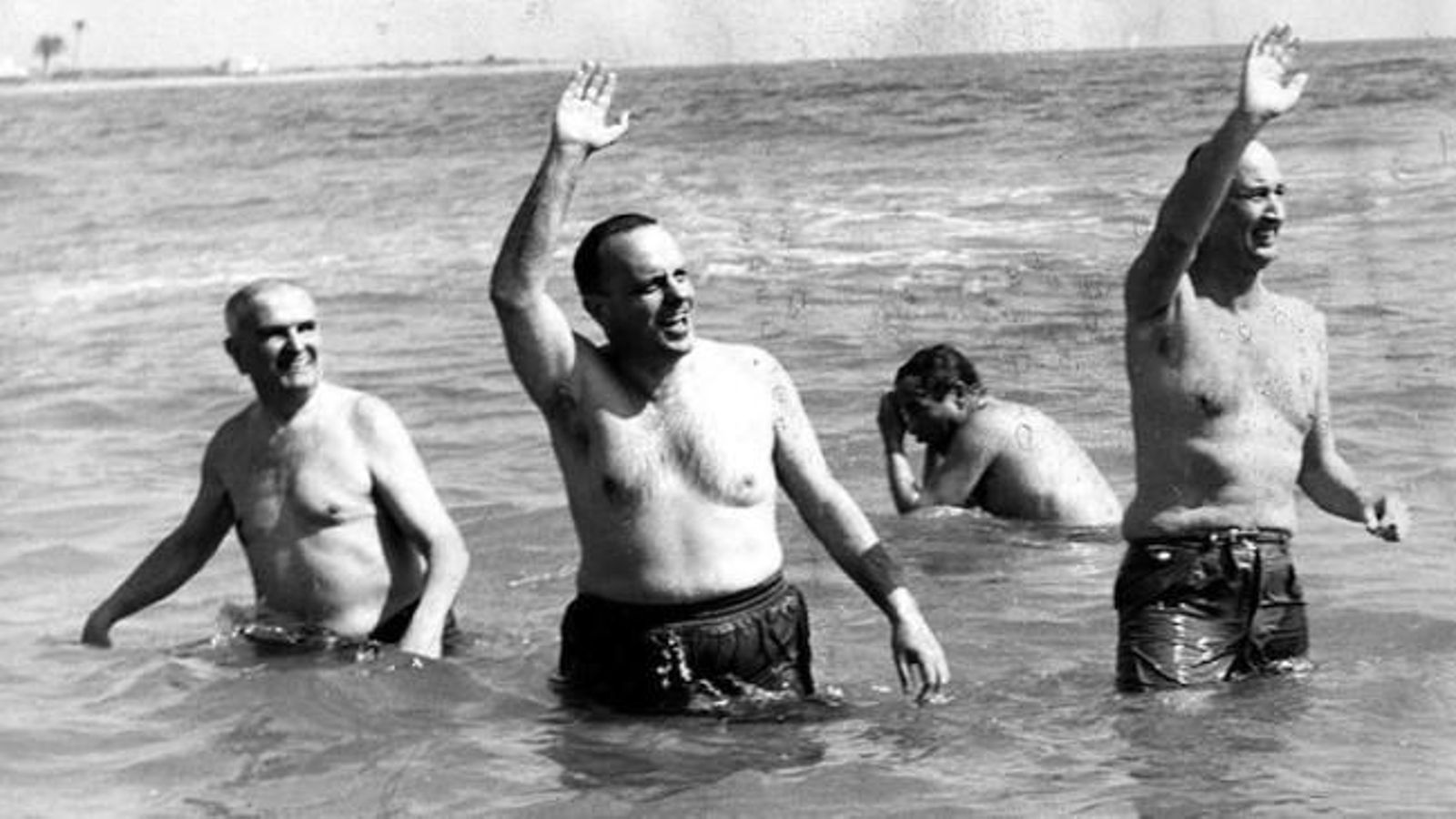 L'exministre Manuel Fraga i l'aleshores ambaixador dels Estats Units prenen un bany a Palomares L'exministre Manuel Fraga i l'aleshores ambaixador dels Estats Units prenen un bany a Palomares