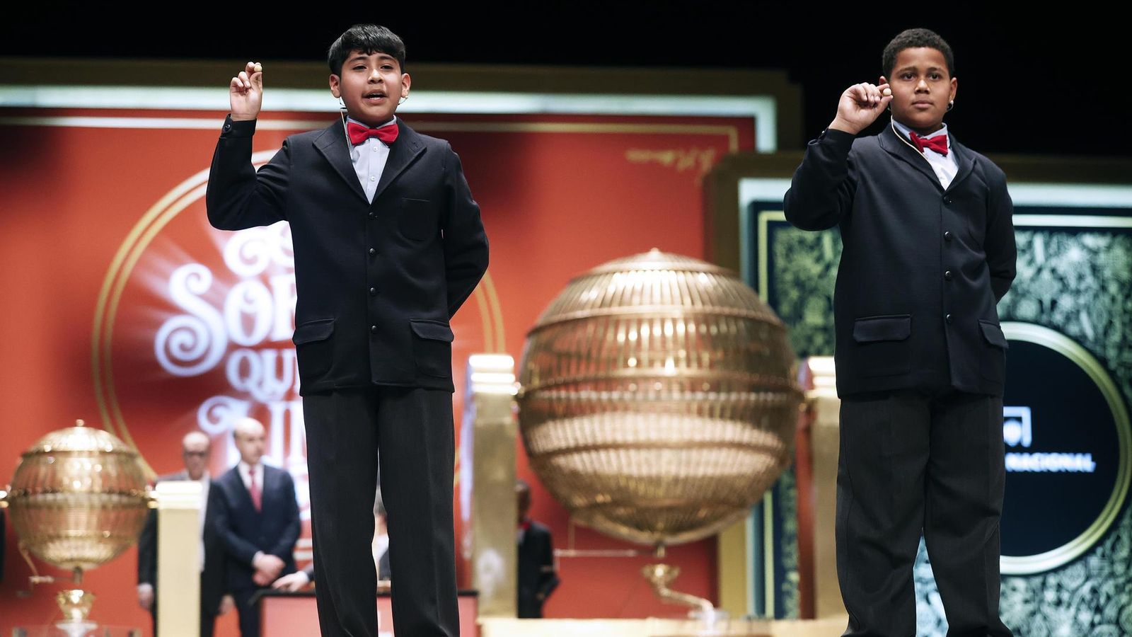 Dos xiquets del Col·legi de Sant Idelfons durant el sorteig