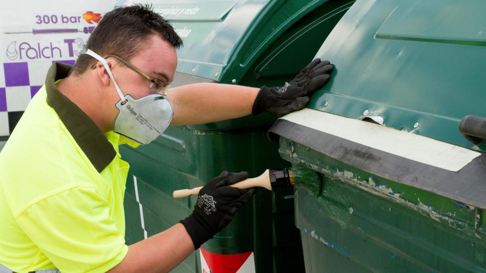 Un jove realitza treballs de manteniment en un contenidor