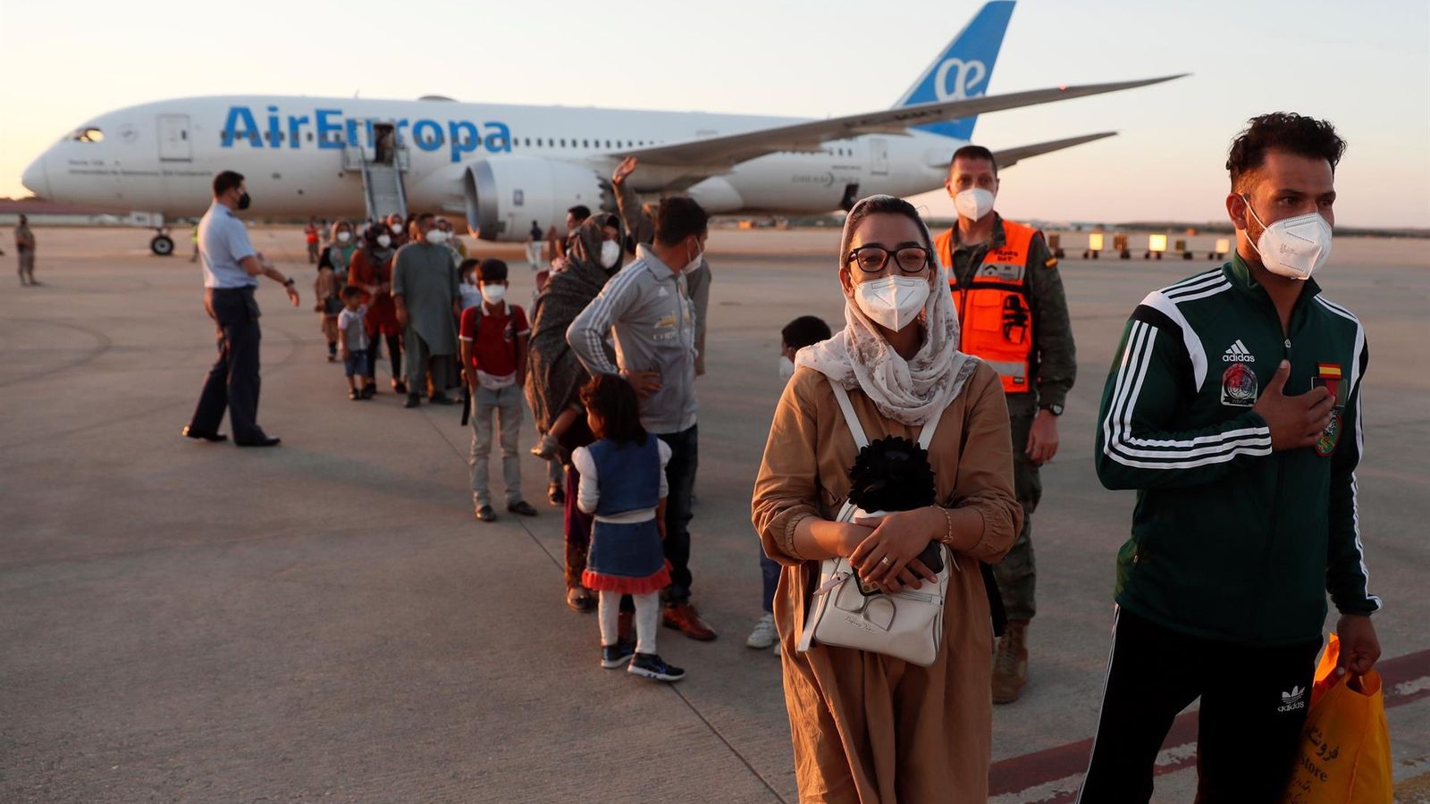 Arribada del segon avió de persones evacuades de l'Afganistan a la base aèria militar de Torrejón de Ardoz