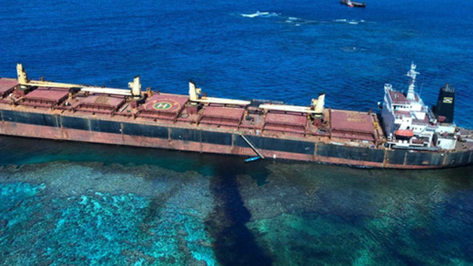 El buc encallat a la costa de l'illa de Rennell