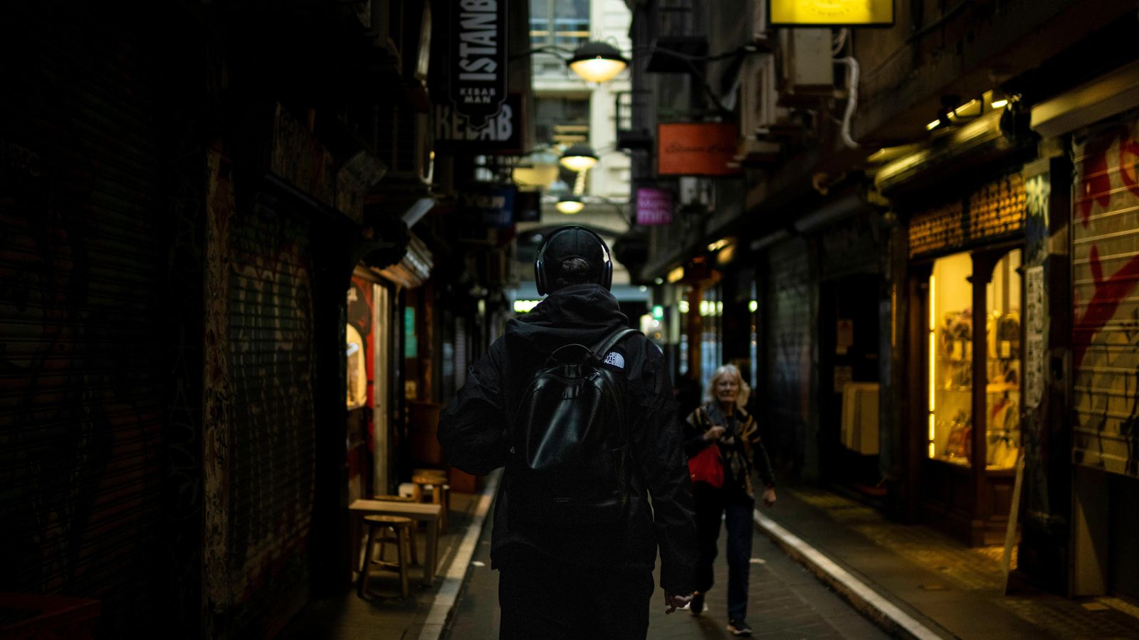 Un home camina per un carrer de Melbourne