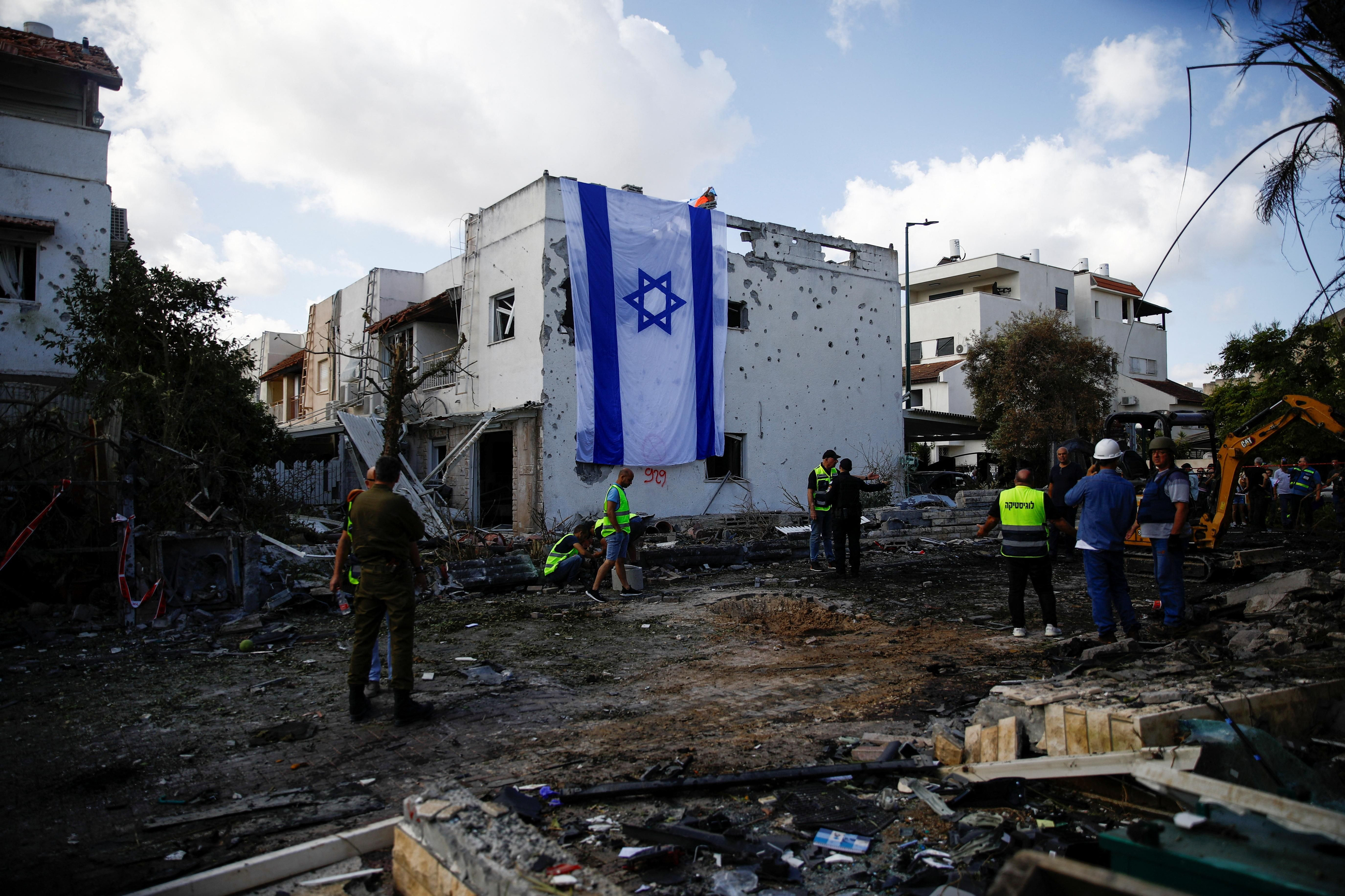 Imatge de la destrucció que ha causat un dels coets de Hezbol·là a la localitat israeliana de Kiryat Bialik Imatge de la destrucció que ha causat un dels coets de Hezbol·là a la localitat israeliana de Kiryat Bialik