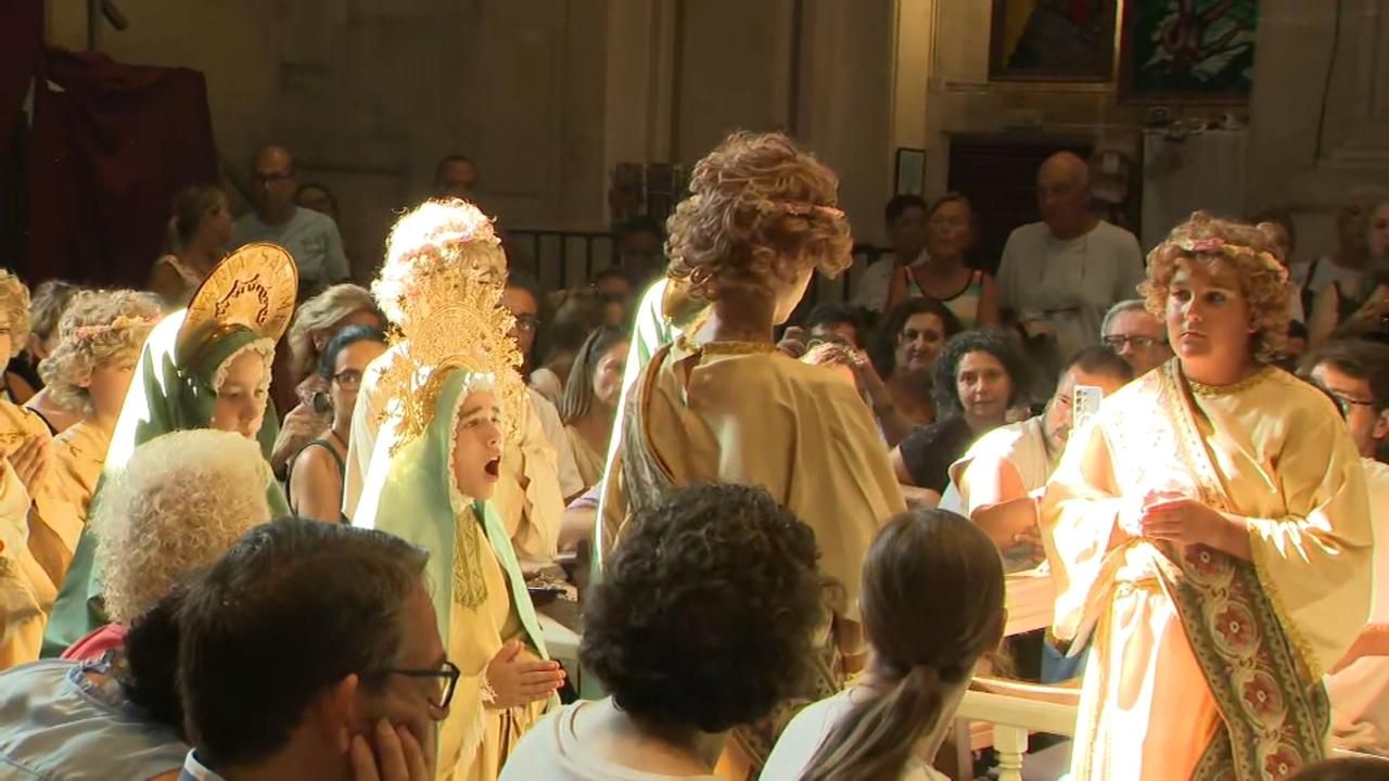 La Vespra, el primer acte del Misteri, una festa que unix el poble d'Elx.
