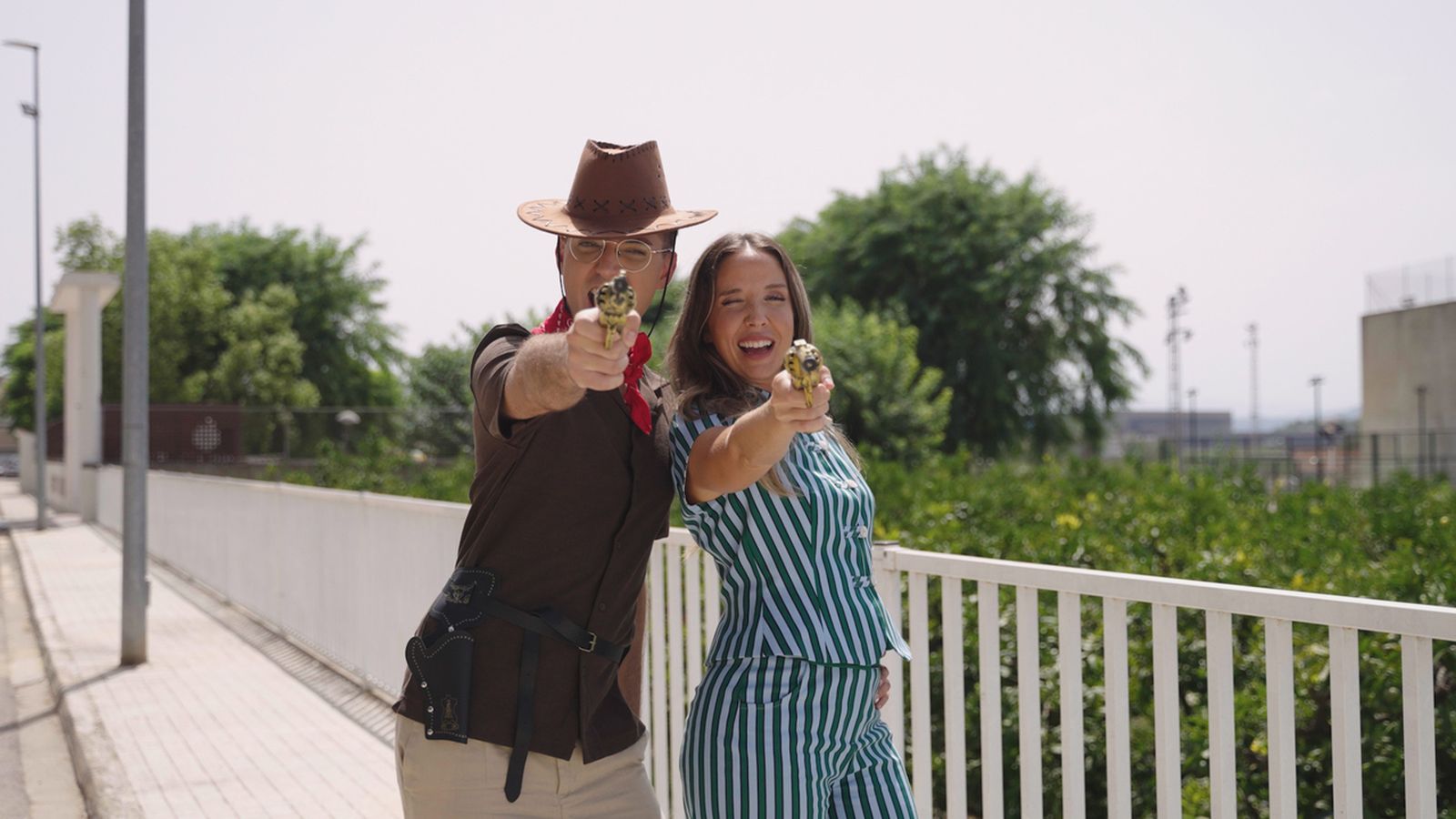El Cowboy Peretó (el reporter Ernesto Peretó) i Berta Báidez, presentadora de 'Terra de festes' no s'han perdut detall de la Cavalcada de disfresses i carrosses de Massalavés