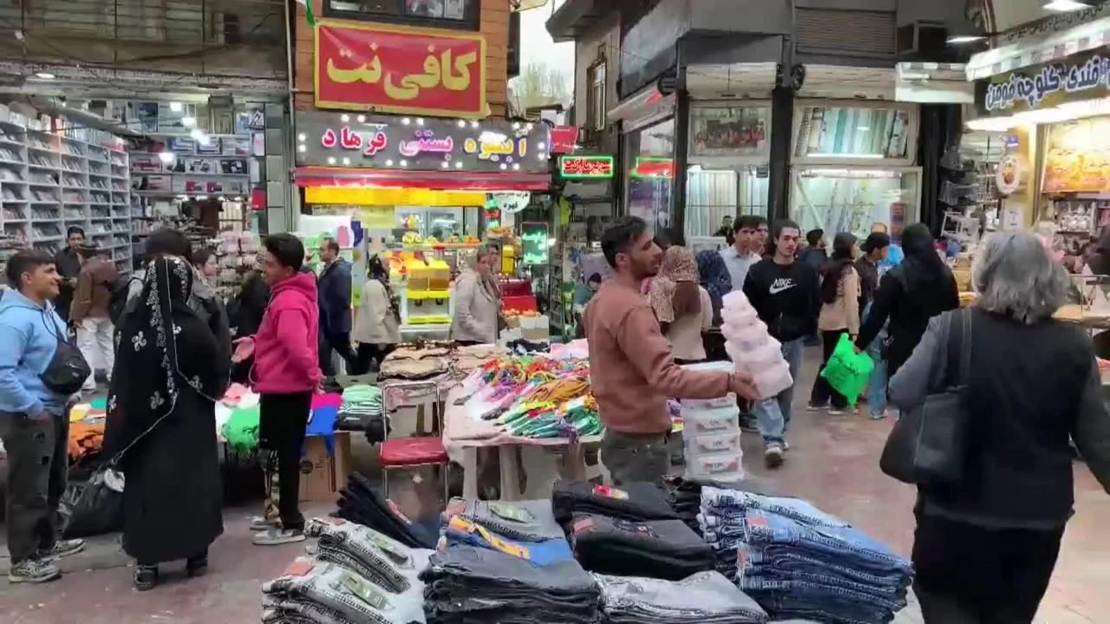 Iranians en un mercat de Teheran, a l'Iran