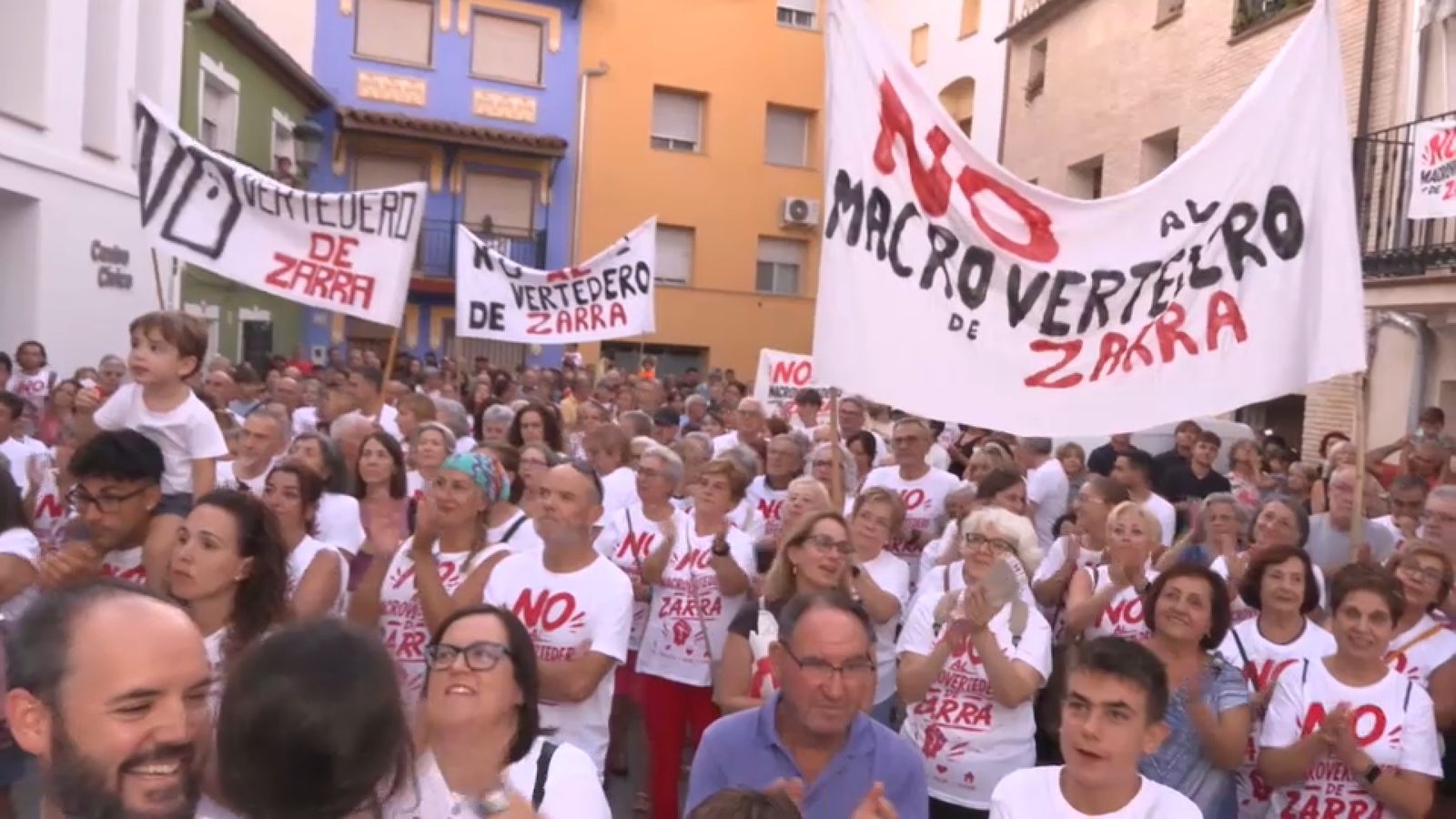 Crònica en vídeo sobre la decisió de la Generalitat de arxivar el projecte del macroabocador de Zarra