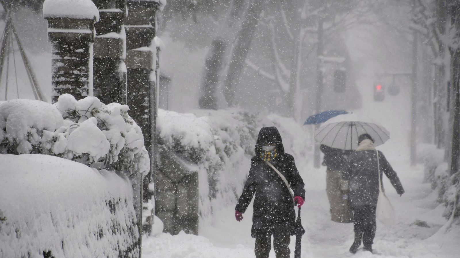 Gent camina entre una forta nevada en Kanazawa, el Japó