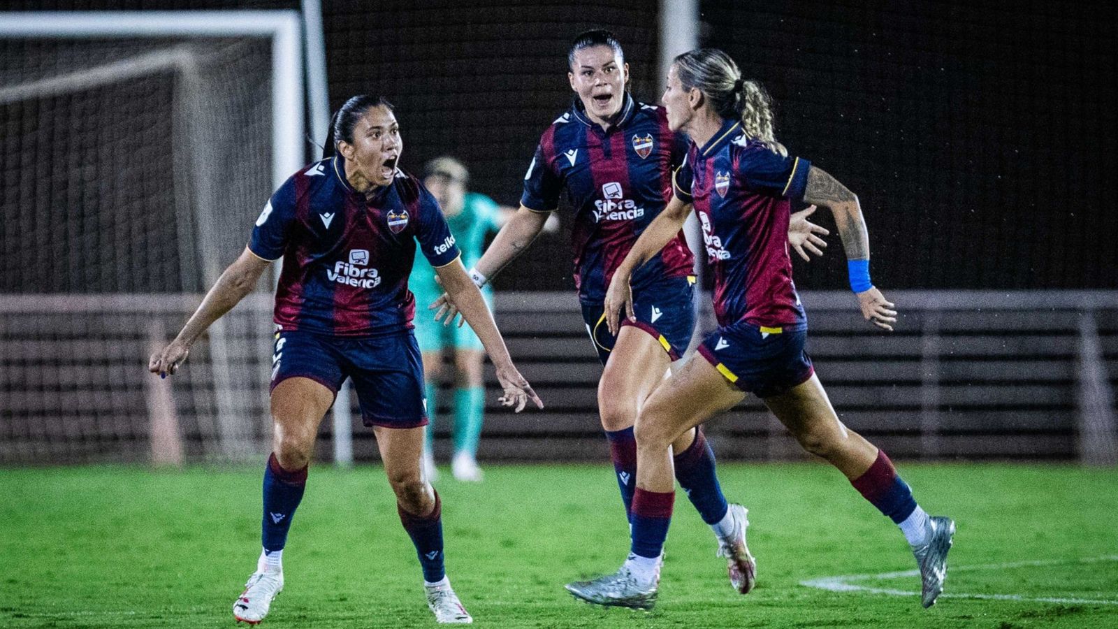 Les jugadores del Llevant celebren el primer gol del conjunt contra el Sevilla