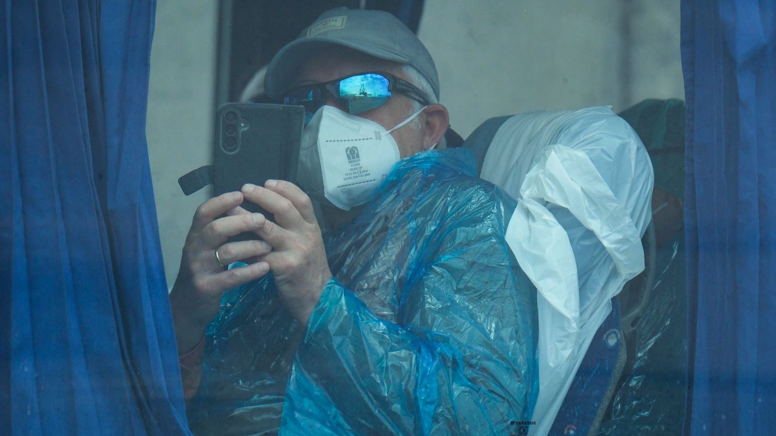 Un dels passatgers evacuats del vaixell este diumenge a Tenerife, des de l'interior d'un autobús