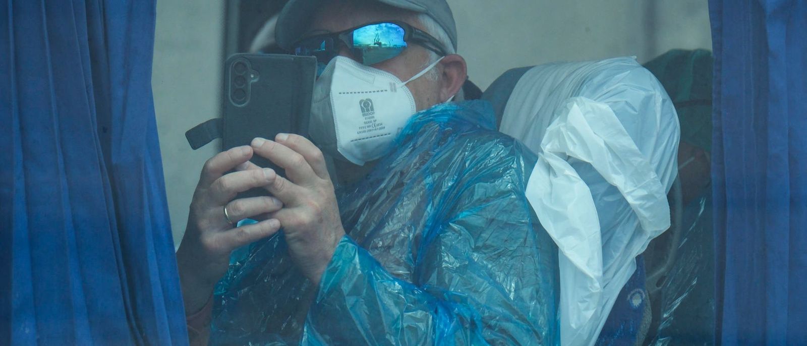 Un dels passatgers evacuats del vaixell este diumenge a Tenerife, des de l'interior d'un autobús