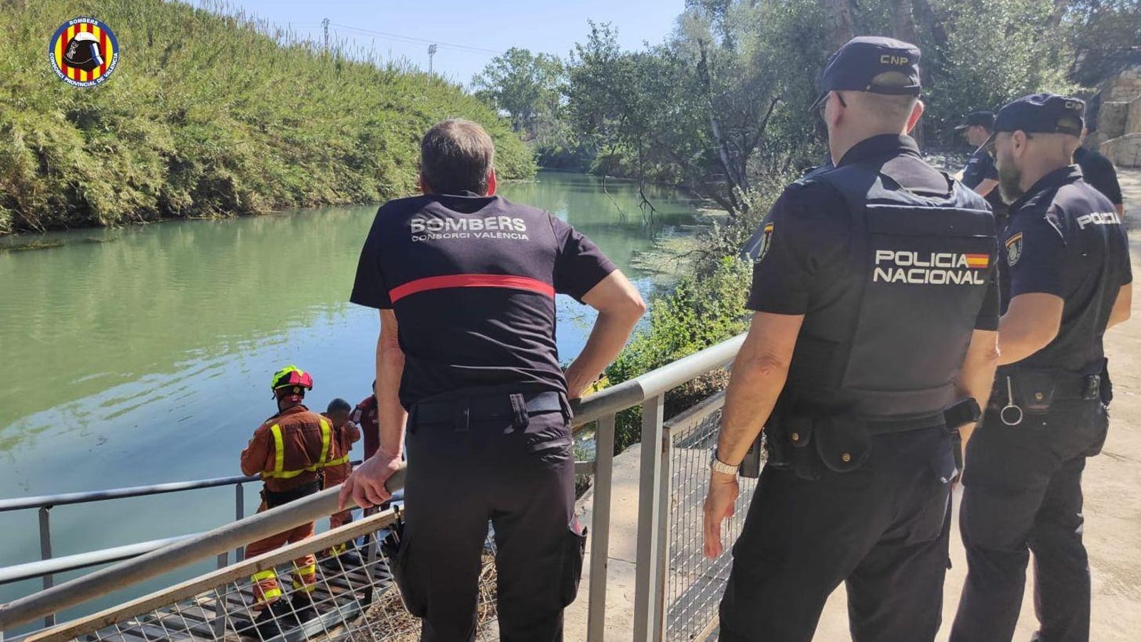 Bombers i policies que han participat en la recerca del menor, a qui finalment han trobat sense vida a primera hora d'este dimecres