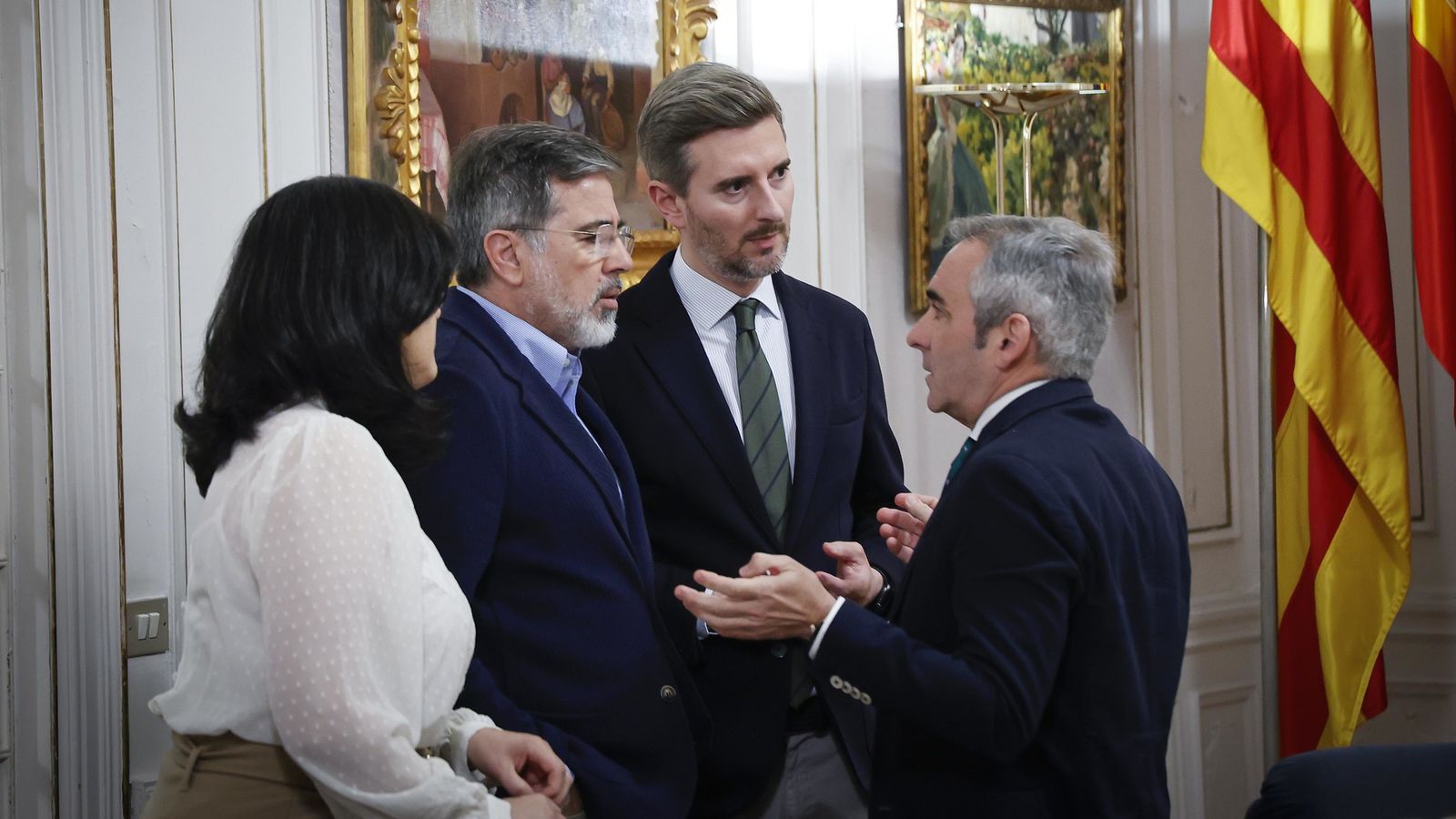 Barrachina (d'esquenes) conversa amb altres diputats del PP en la junta de síndics
