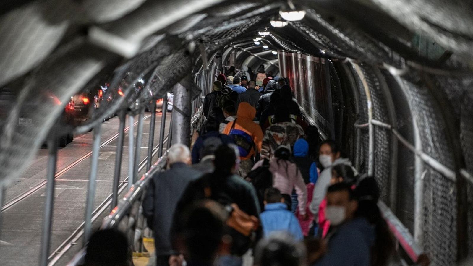 Un grup de persones camina aquest dilluns pel pont internacional del Paso del Norte a Ciudad Juárez, Mèxic