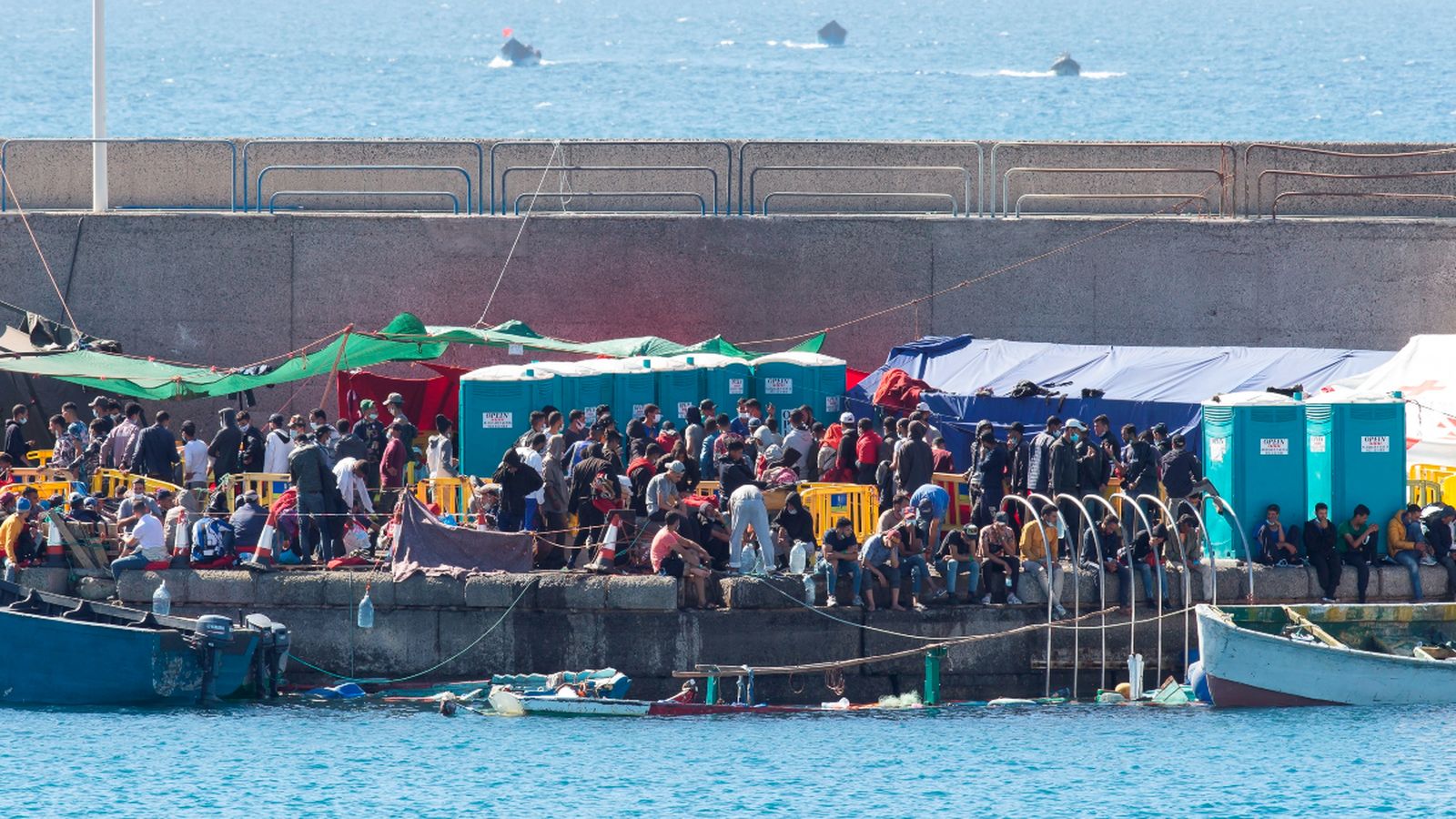 Migrants en el campament d'emergència de Creu Roja en el moll d'Arguineguín