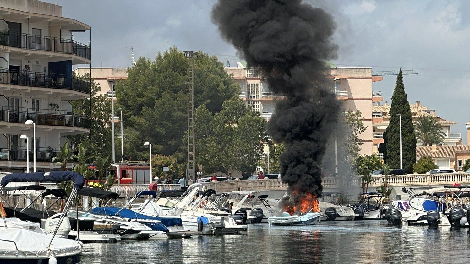Imatge de l'embarcació en flames