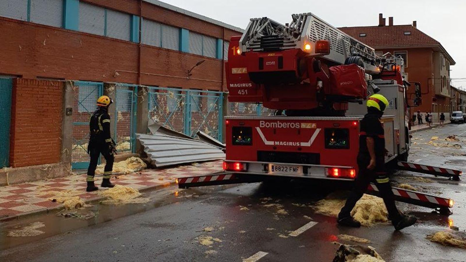 Els bombers intervenen en el col·legi de Beneixama / Fátima Sánchez