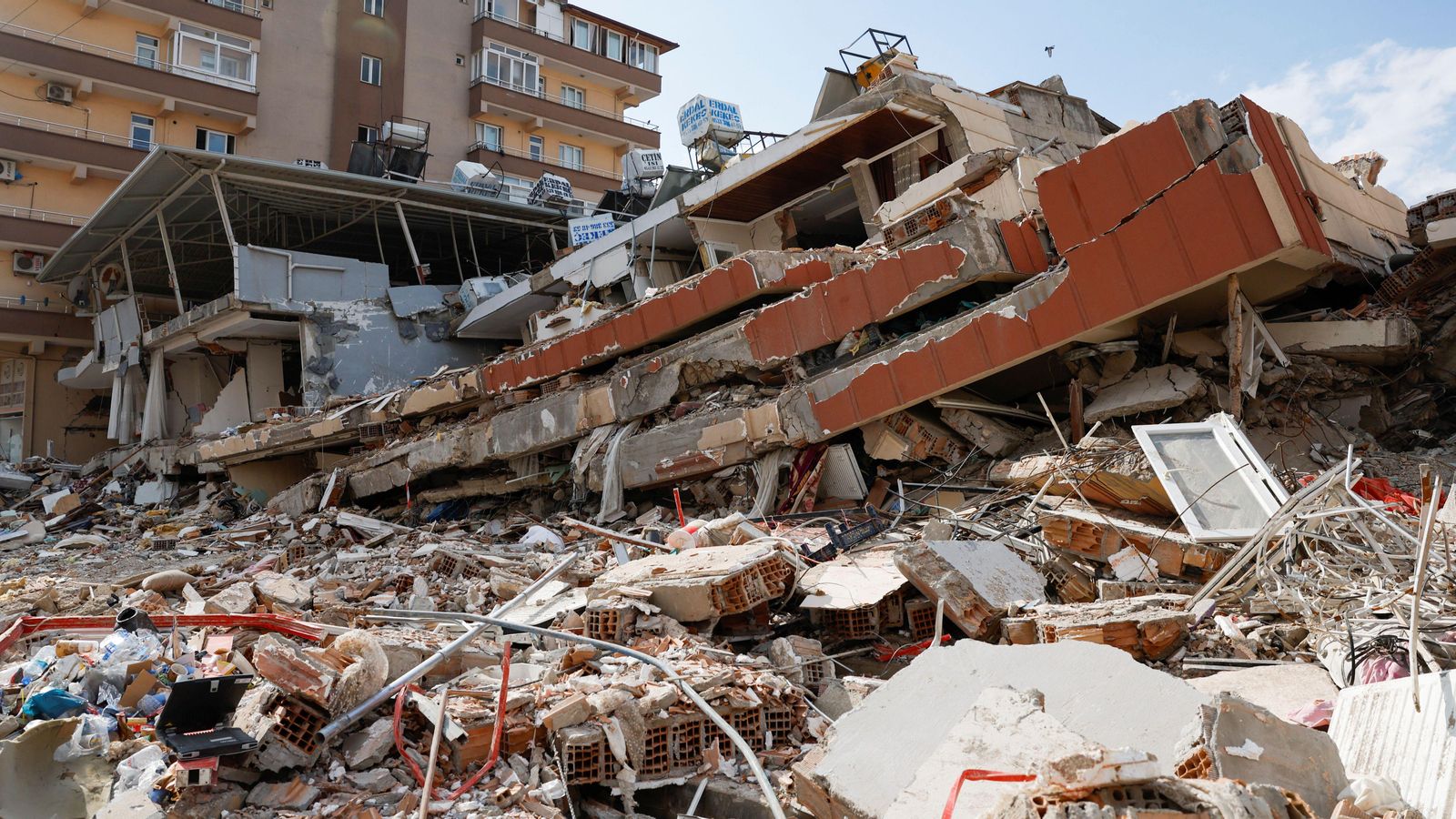 Un dels centenars d'edificis completament enderrocats després del terratrèmol que ha sacsejat Turquia i Síria