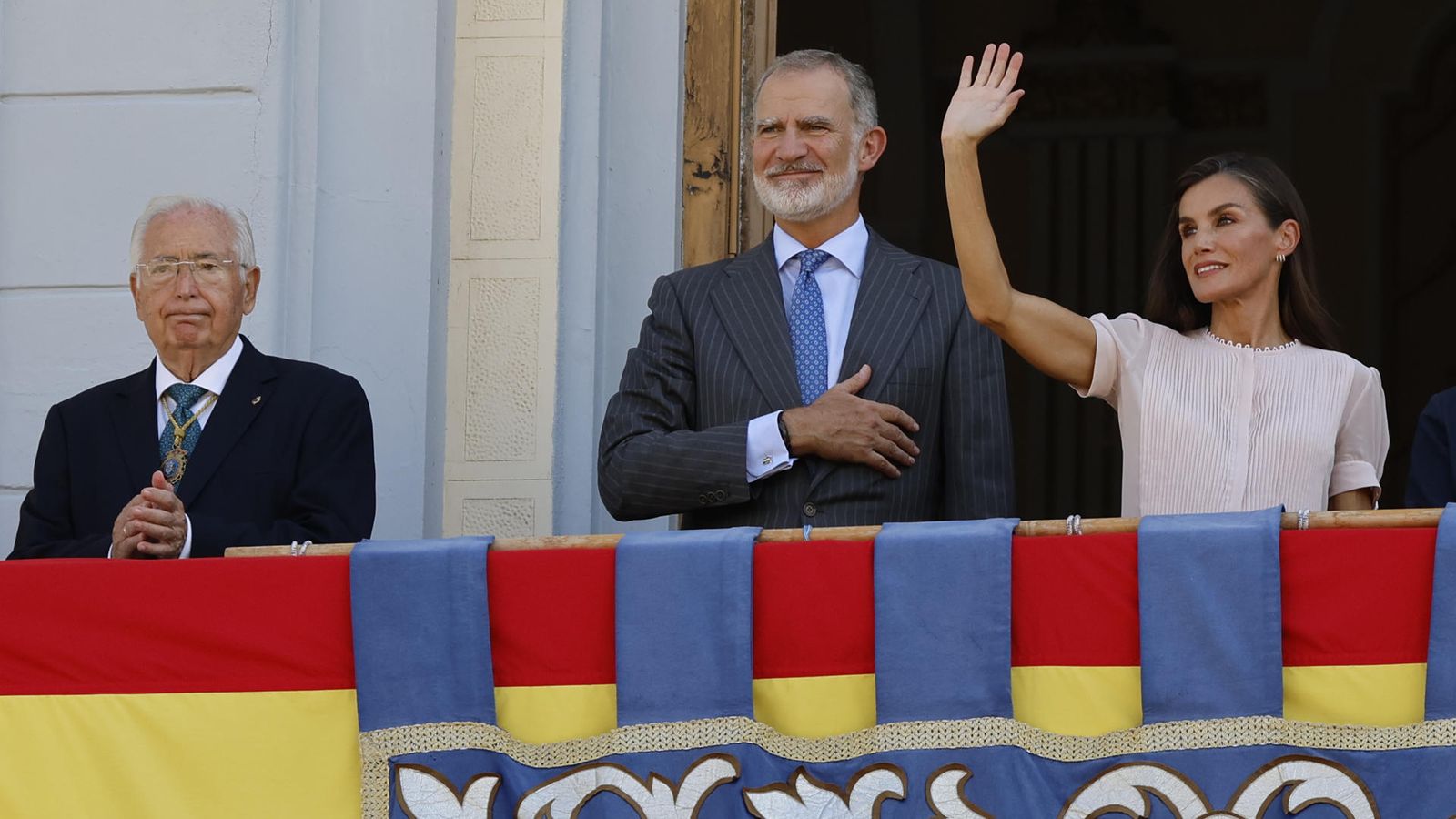 Felipe VI i Letizia saluden els ciuatadans de Melilla