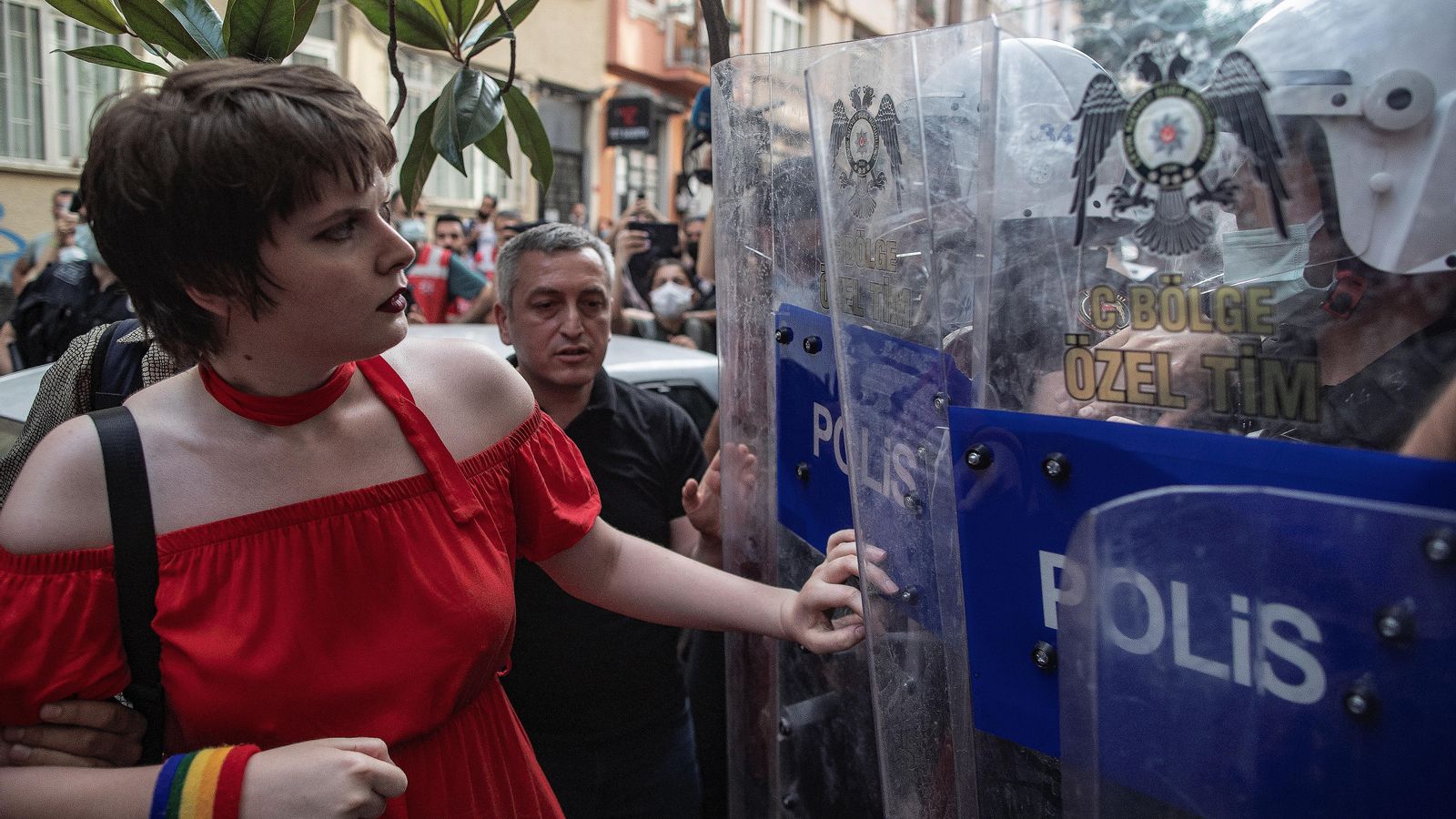 Policia antidisturbis a Istambul dispersen la marxa de l'Orgull
