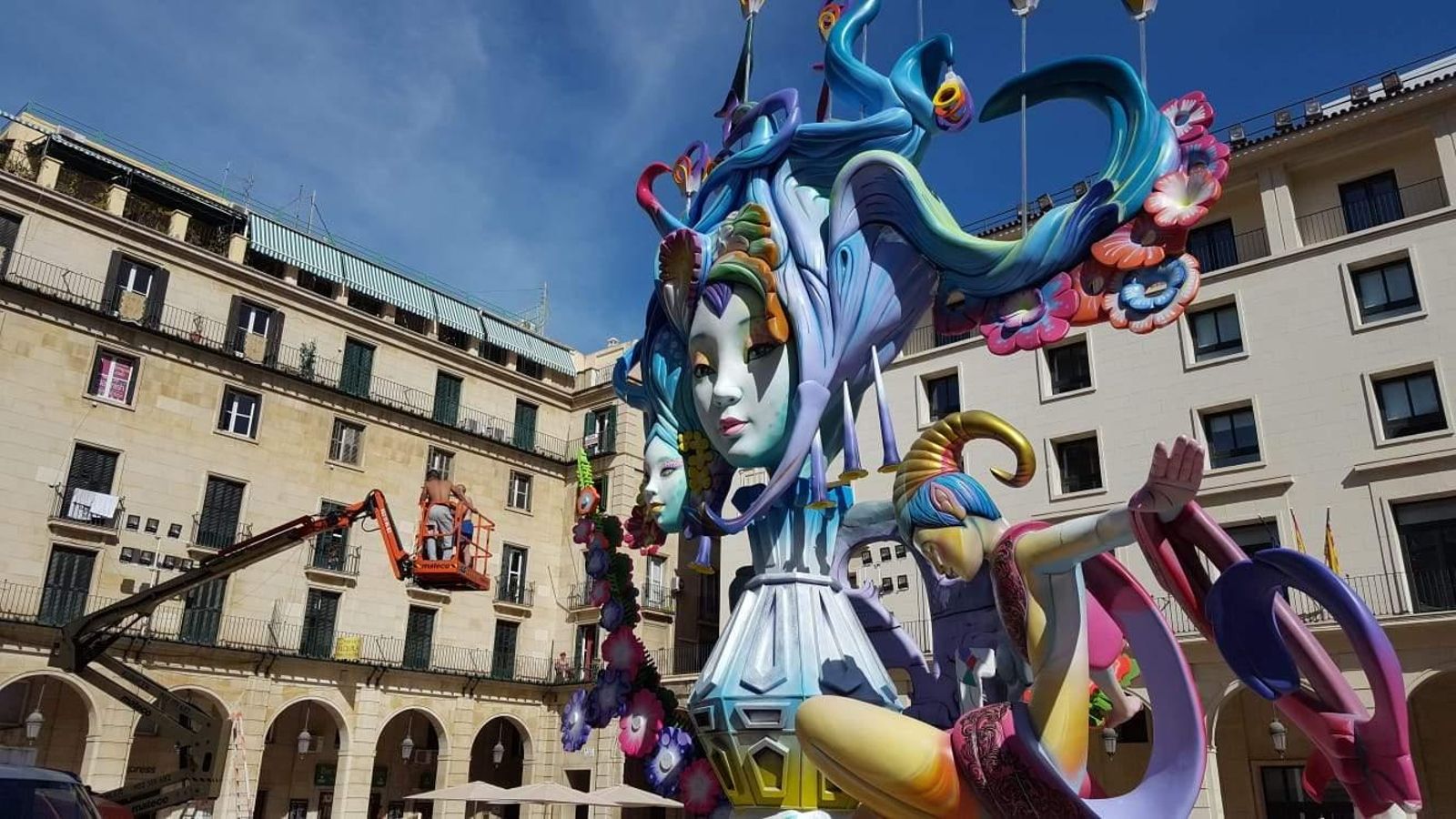 L'artista Pedro Espadero ha colocat el gran remat de la foguera oficial 'La font dels desitjos' a 20 metres d'alt