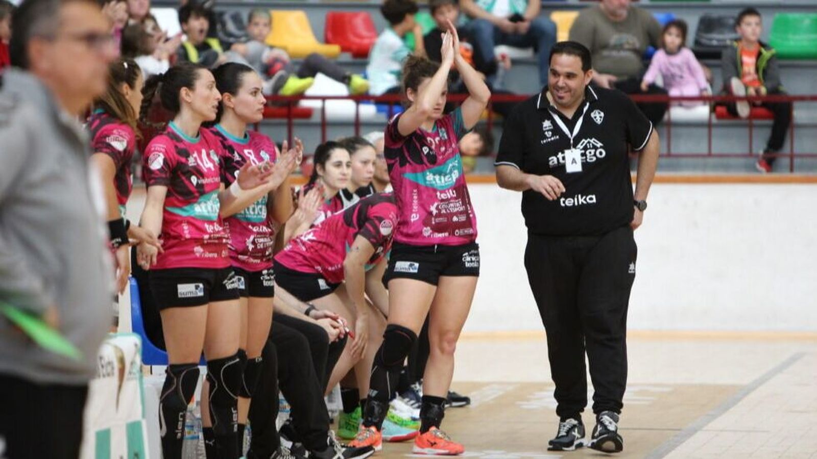 Joaquín Rocamora i les seues jugadores, en la banqueta