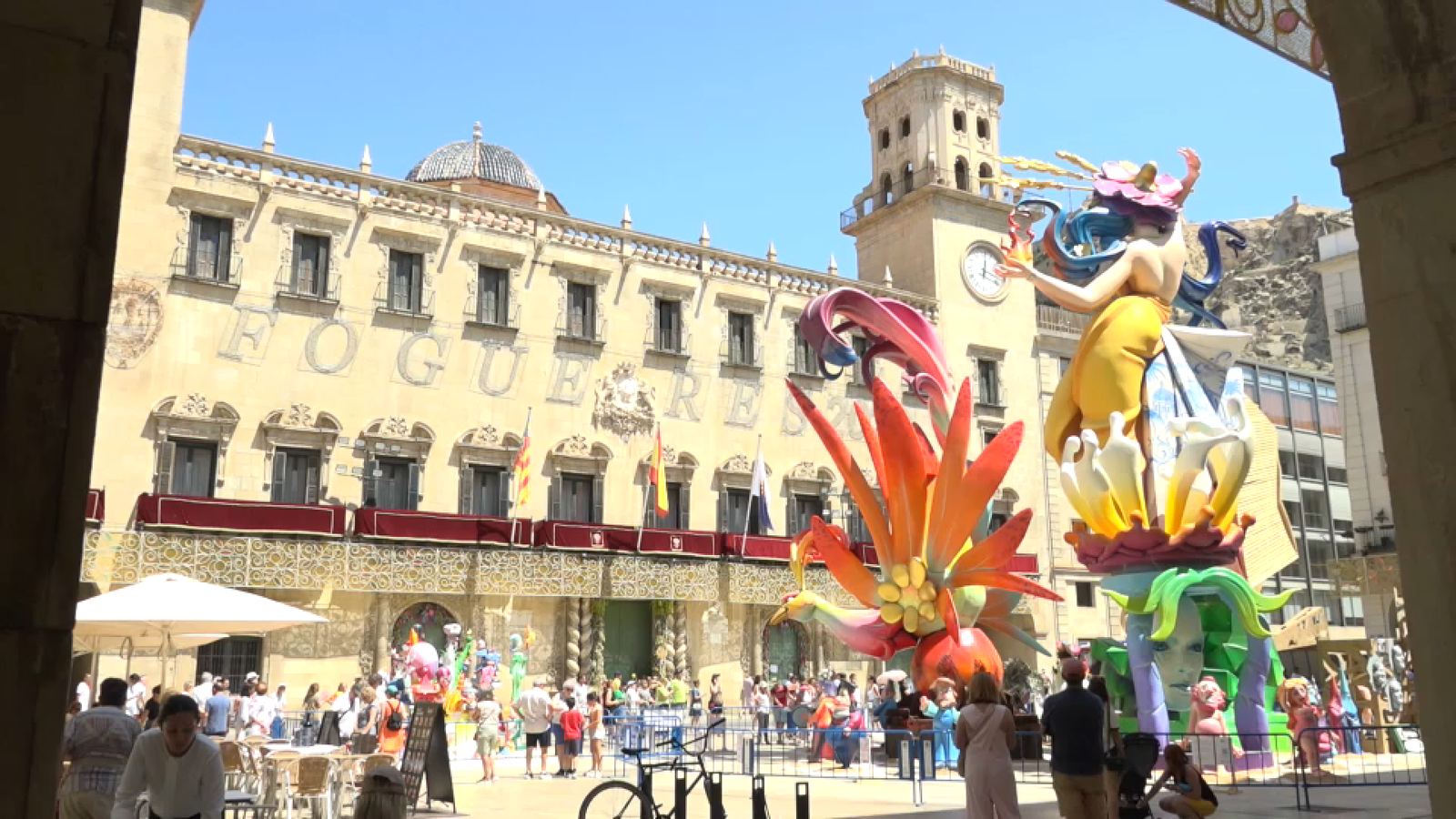 Plaça de l'Ajuntament i la foguera "Geoda"