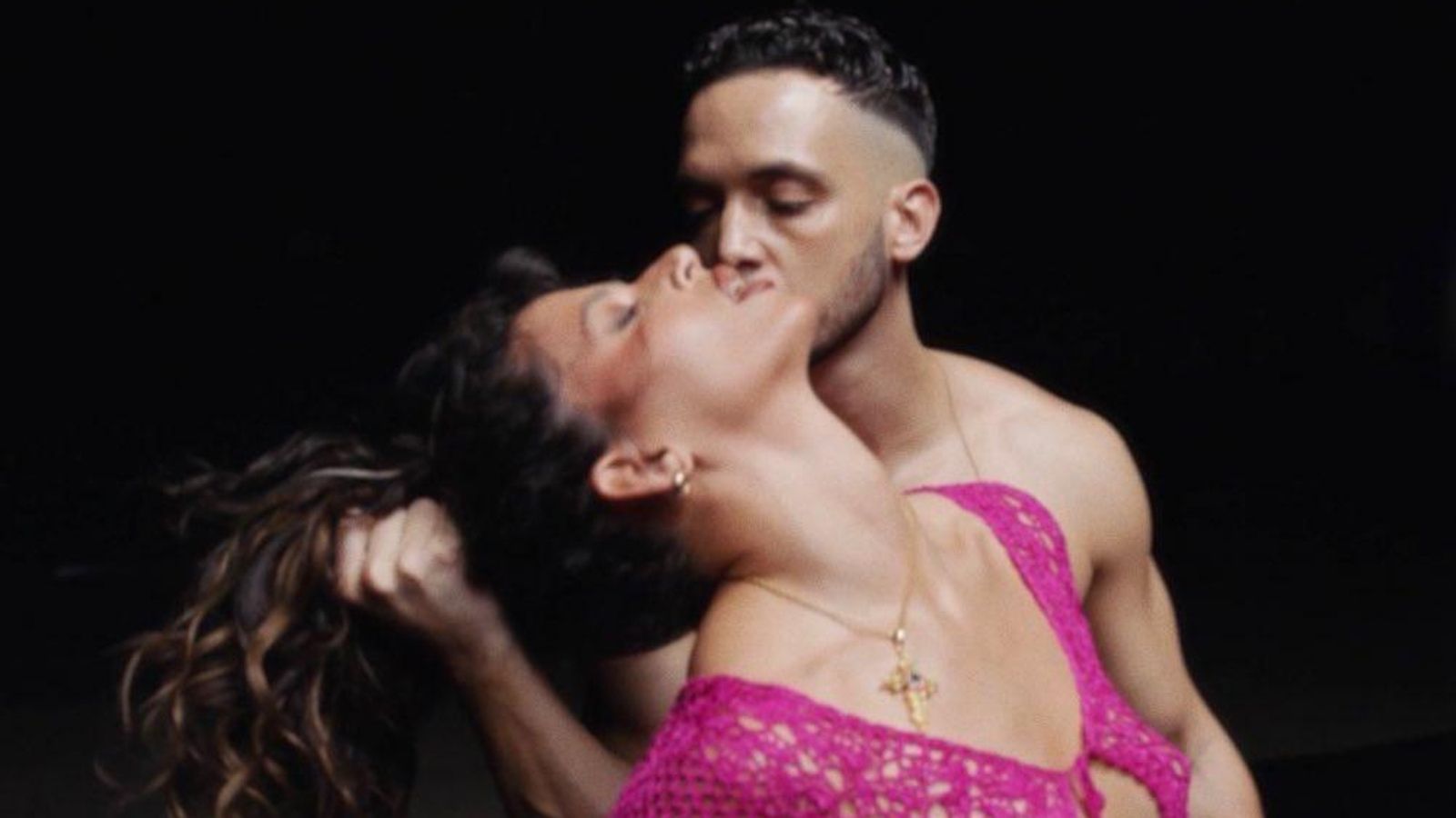 Nathy Peluso i C. Tangana en un moment del videoclip de la cancò 'Ateo' que han llançat aquest divendres