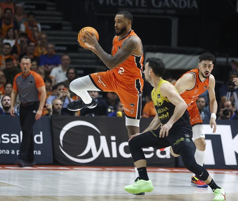 Joel Soriano va fer la millor actuació en el segon partit de les semifinals del play-off de l'ACB contra el Tenerife: va anotar onze punts, va capturar set rebots i va col·locar tres taps per a acumular díhuit de valoració Joel Soriano