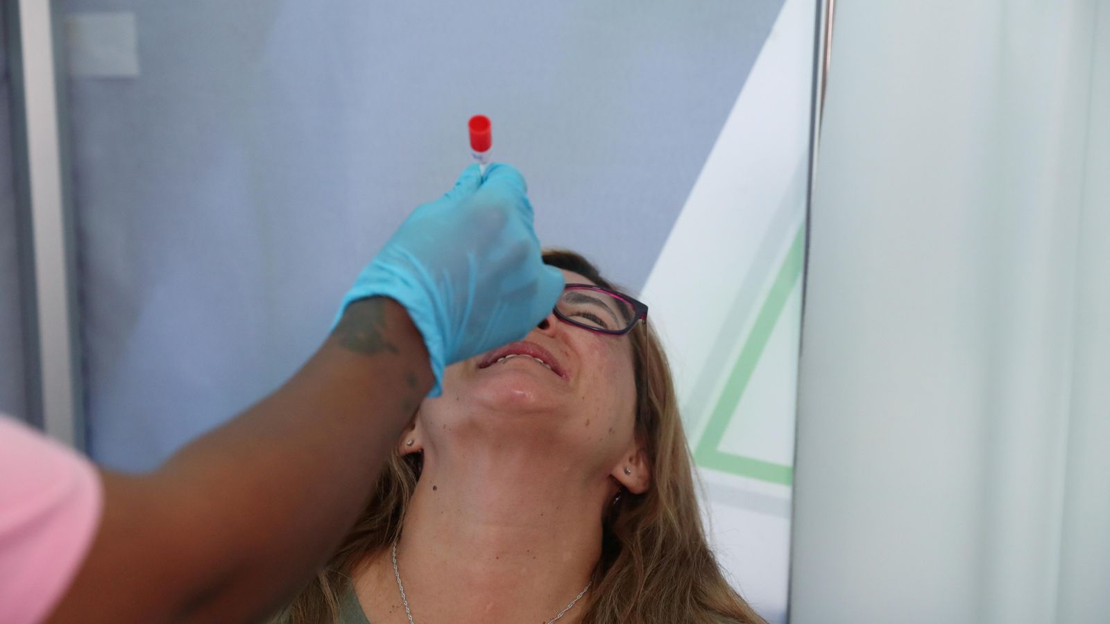 Una passatgera es fa una prova PCR a Johannesburg, Sud-àfrica, abans de volar a Londres