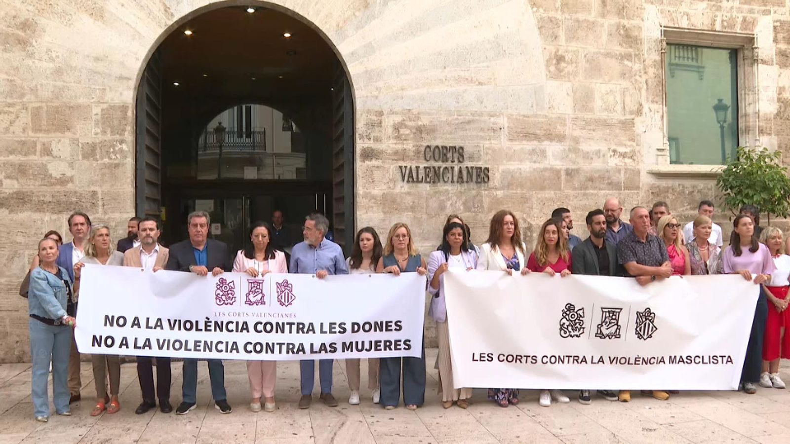 PP i Vox d'una banda i PSPV i Compromís per un altra en el minut de silencia a les Corts en record de l'última víctima de la violència masclista