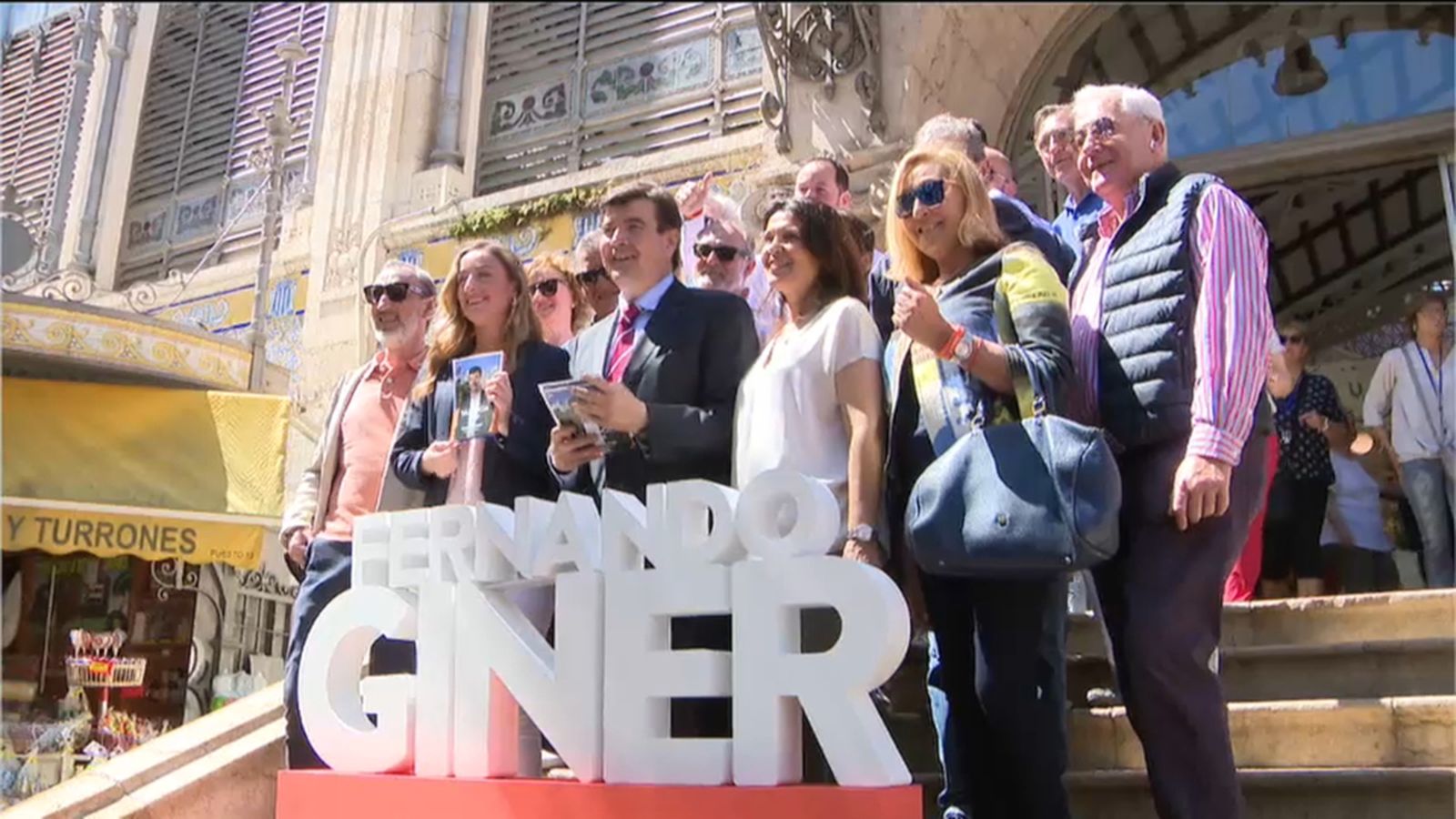 El candidat de Ciutadans a l’alcaldia de València, Fernando Giner, amb el seu equip en el Mercat Central de València.