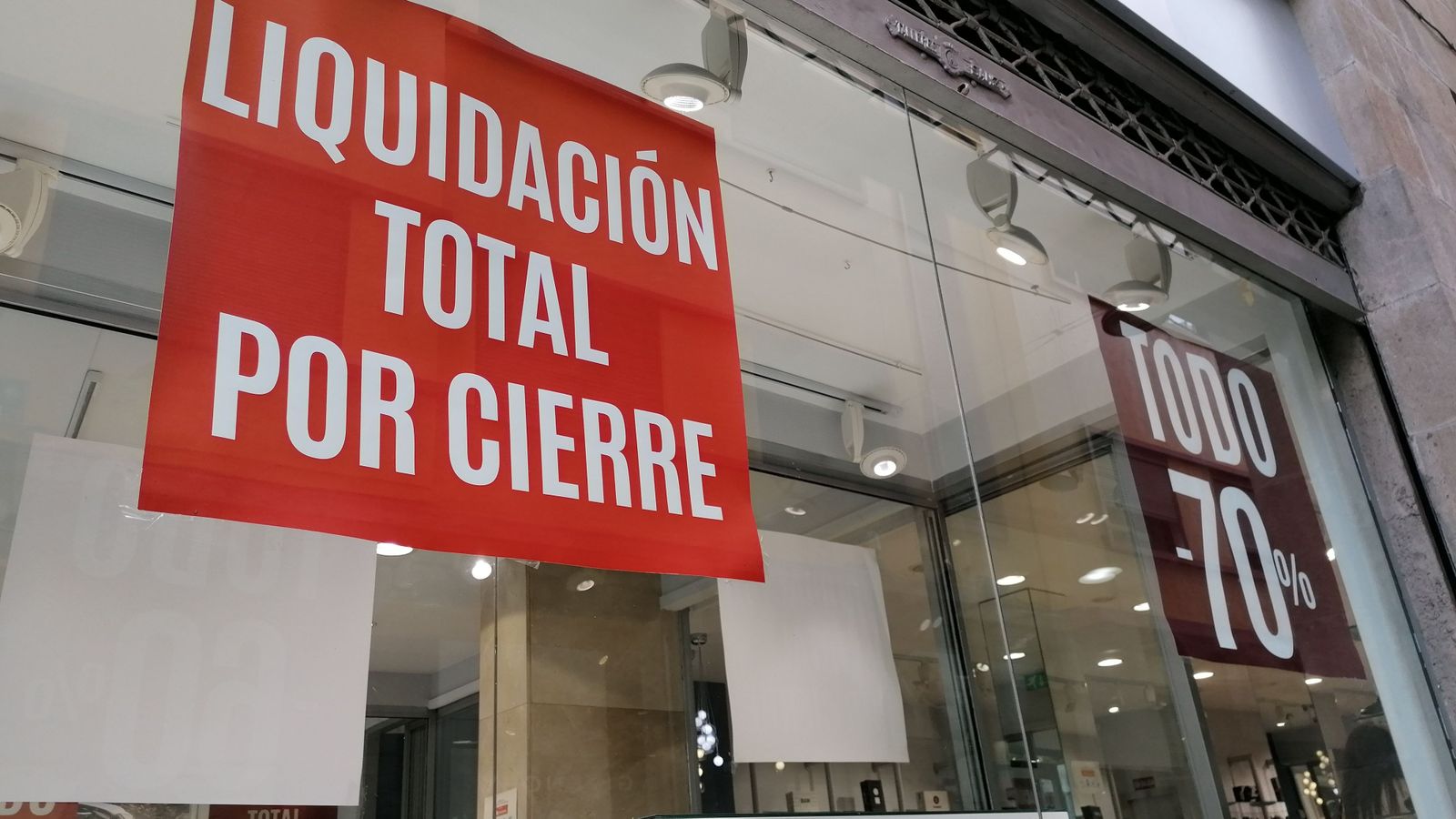 Un comerç amb un cartell de liquidació total per tancament