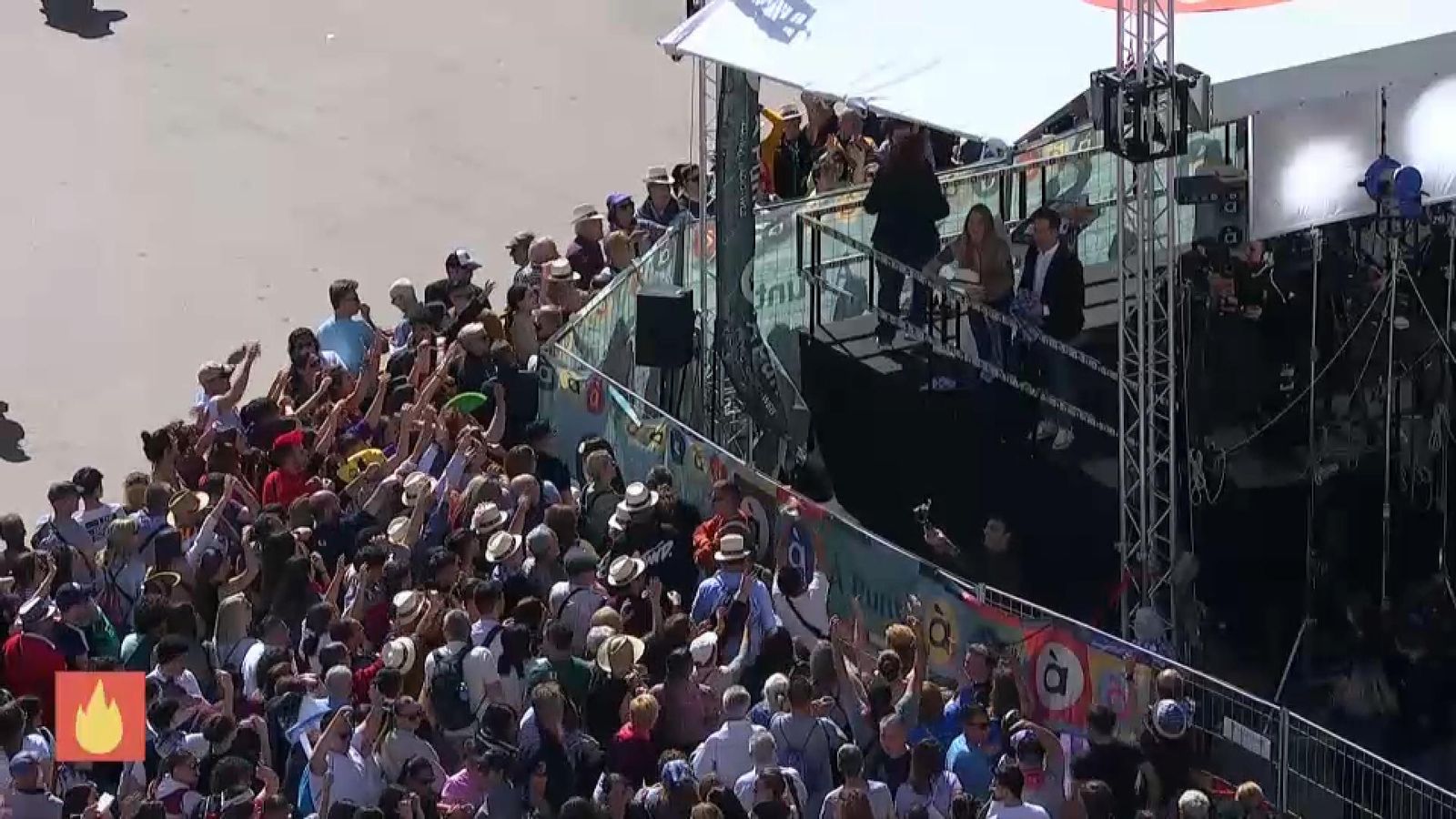 Imatges del set d'À Punt Mèdia als peus de la mascletà, a la plaça de l'Ajuntament de València