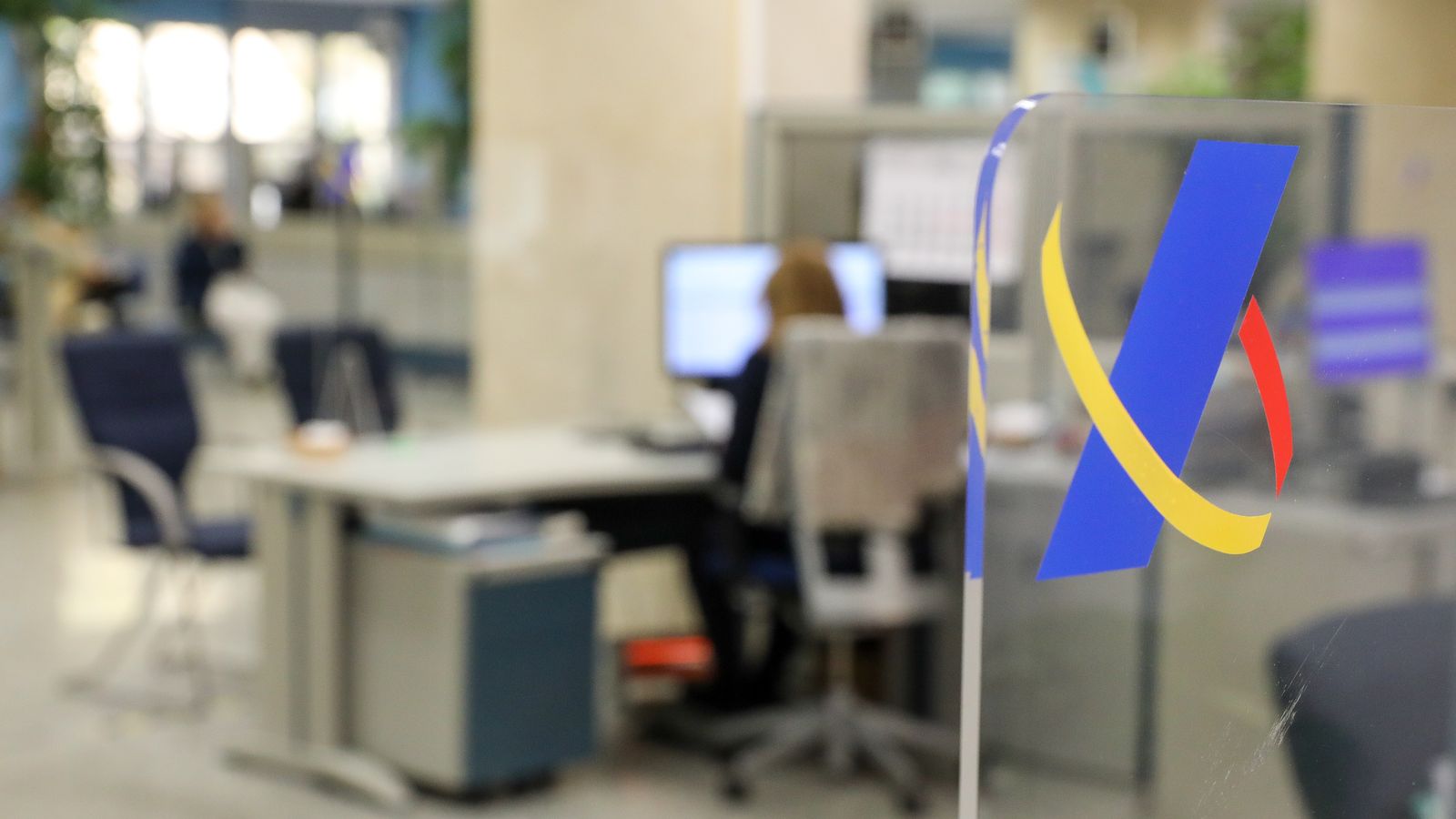 Una oficina d'Hisenda, en arxiu