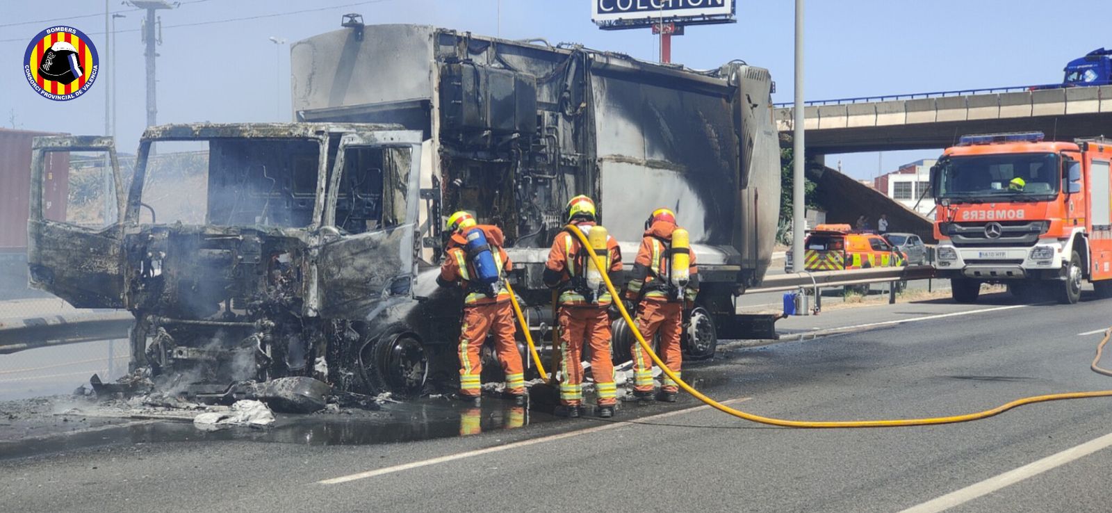 Efectius del Consorci Provincial de Bombers de València treballen en l'extinció del foc