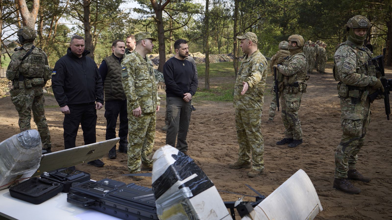 Zelenski visita tropes en el nord-oest d'Ucraïna