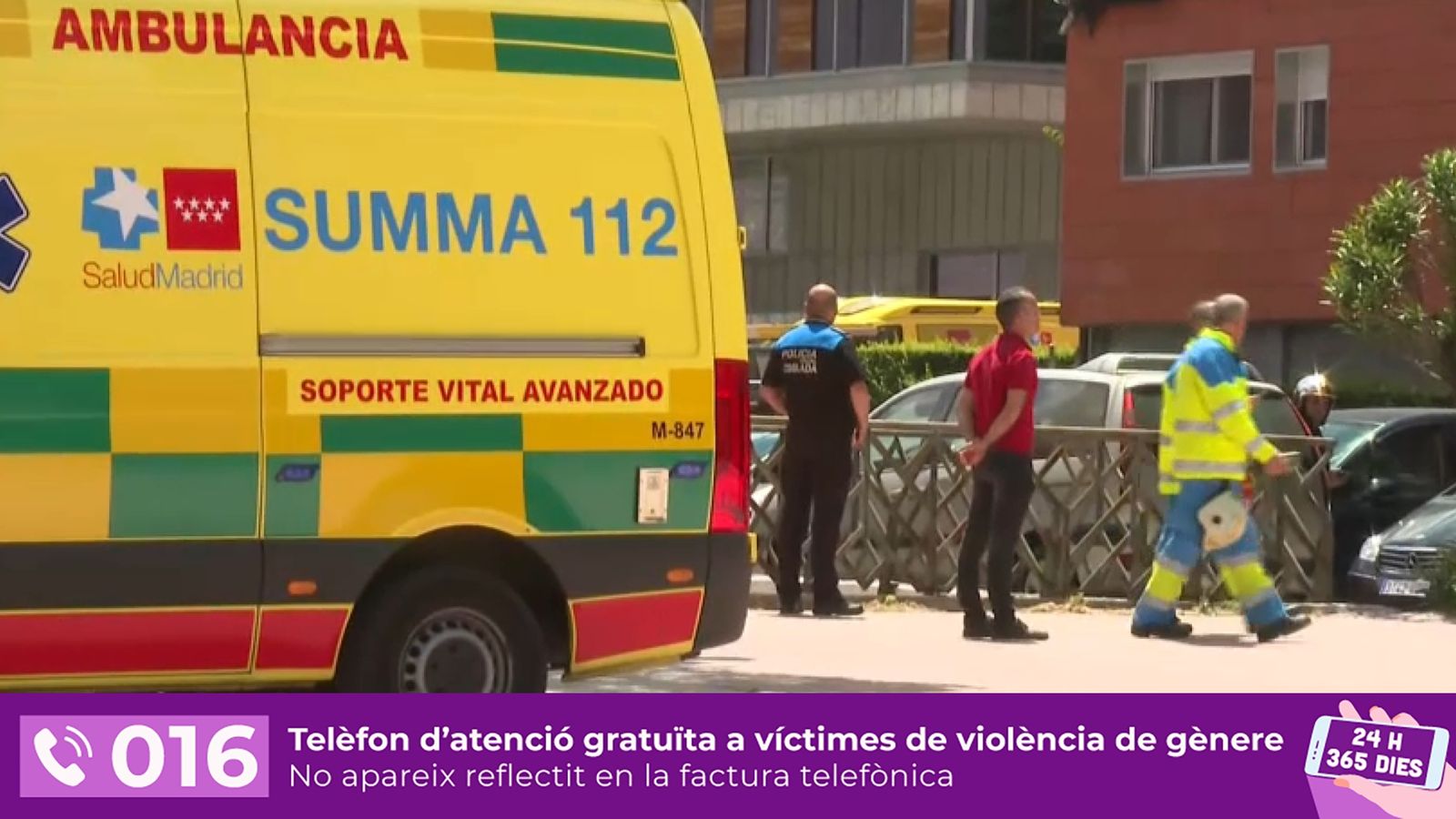 Negociadors de la Policia Nacional tracten de convéncer l'individu perquè abandone l'arma