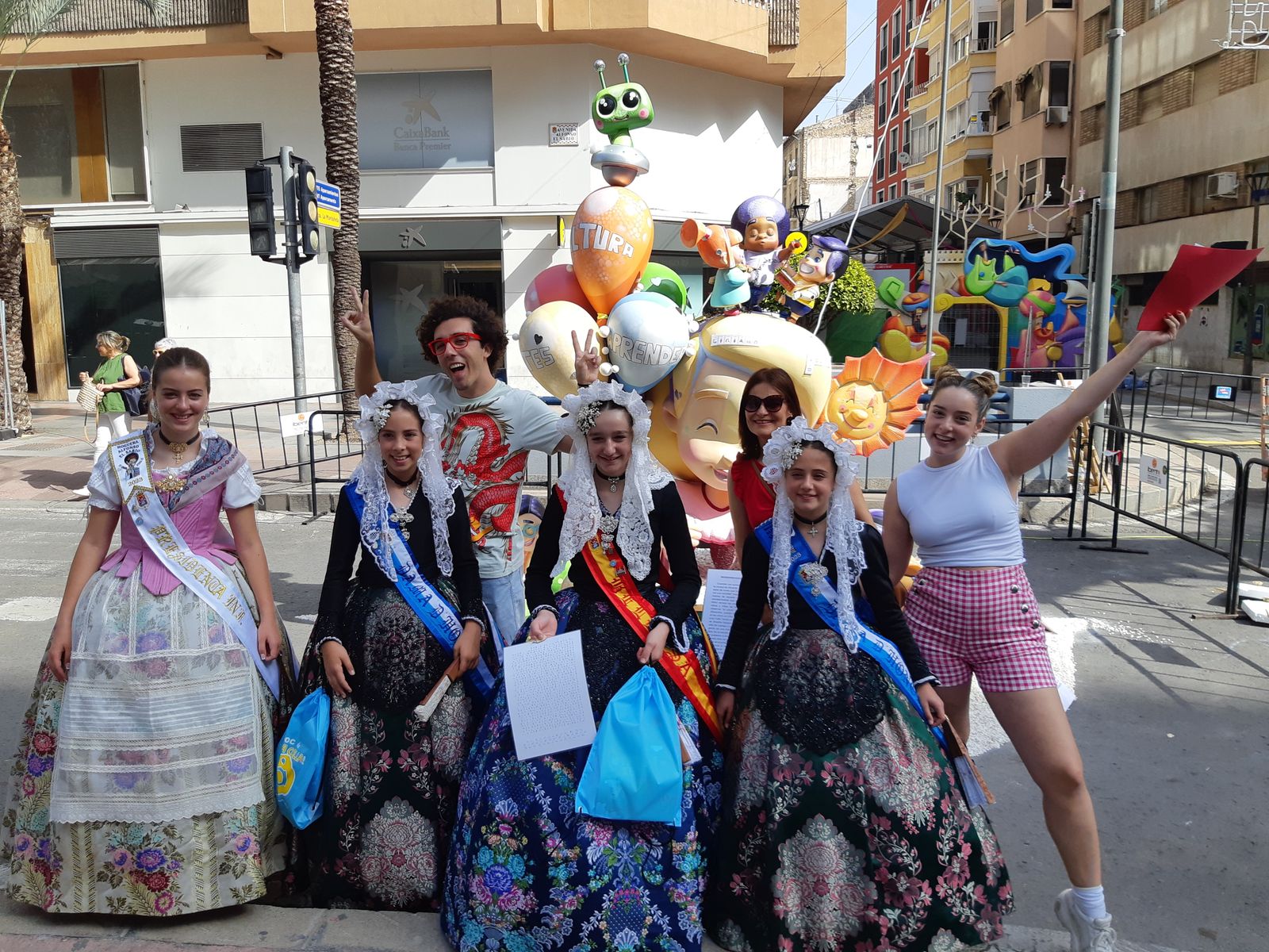 El jurat dels premis La Colla a les Fogueres amb la comissió d'Alfons el Savi